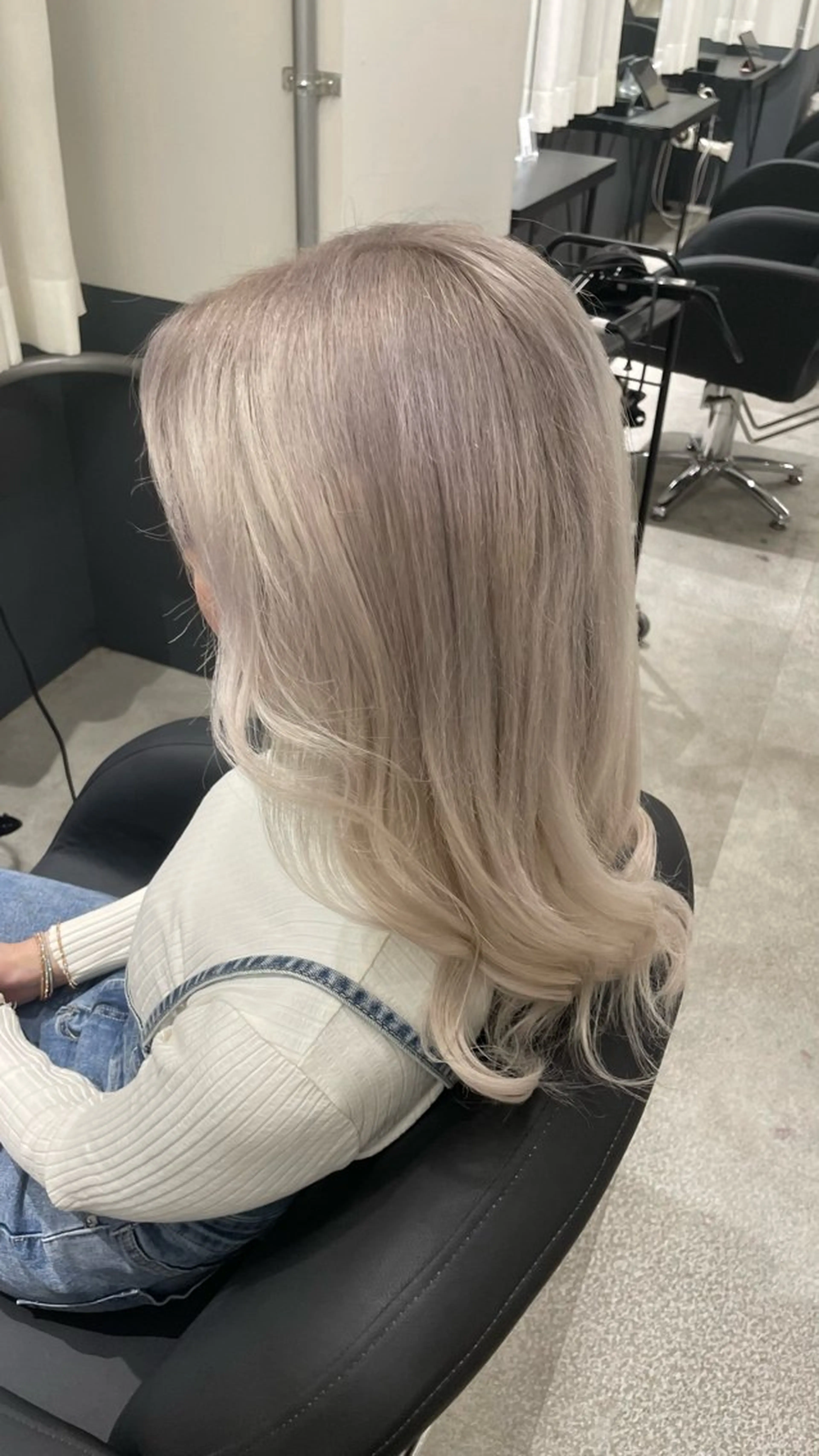 【ホワイト、シルバー、グレー系】Wブリーチ＋オンカラーの写真