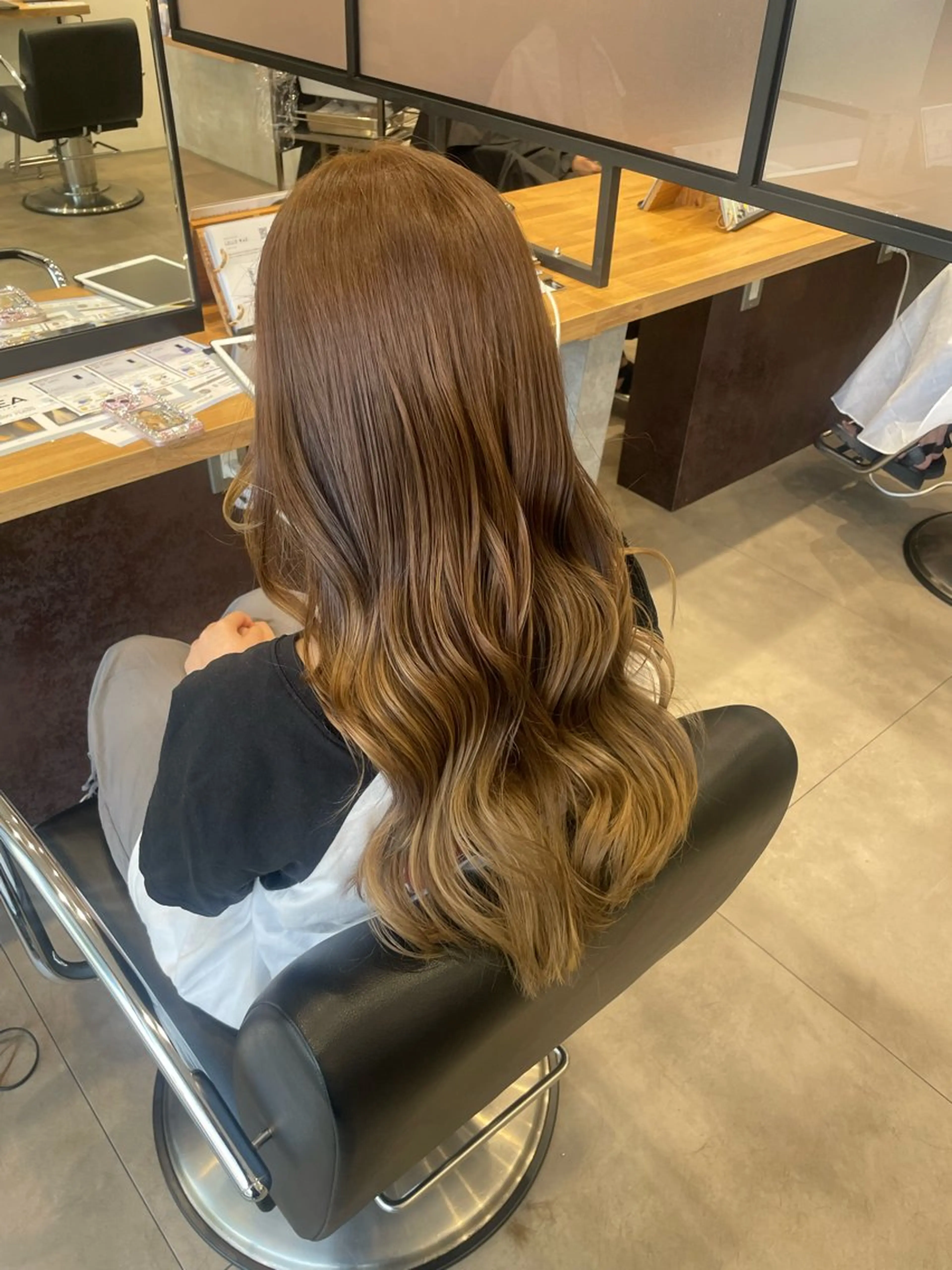 ロング カラー ベージュカラー ブリーチ ブラウンカラー グラデーションカラー ヘアカラー 佐藤 由依/水光カラーのヘアスタイル