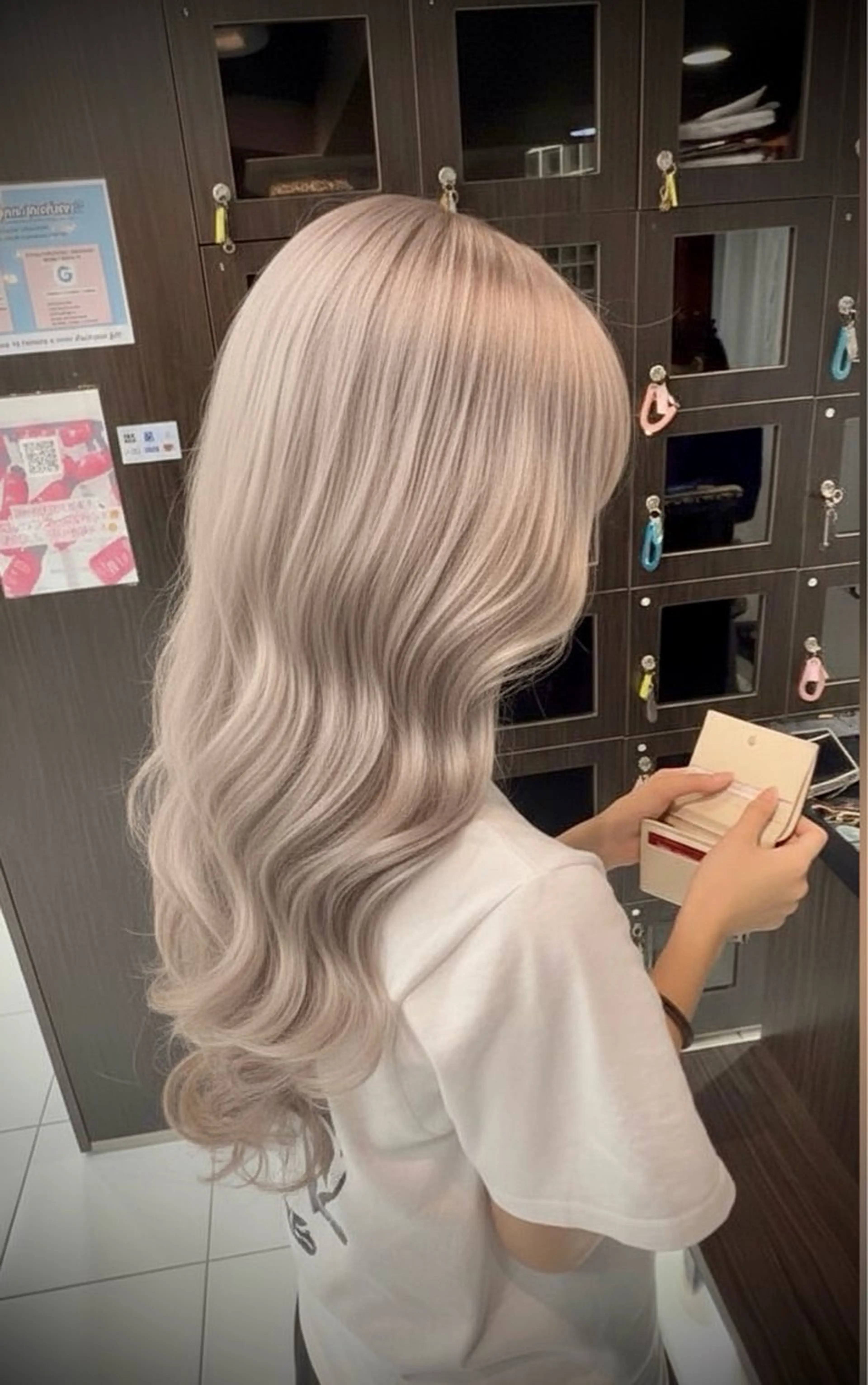 ロング カラー ベージュカラー グレージュ ミルクティーベージュ ミルクティーグレージュ ハイトーン/ ウルフ/V系kanaのヘアスタイル