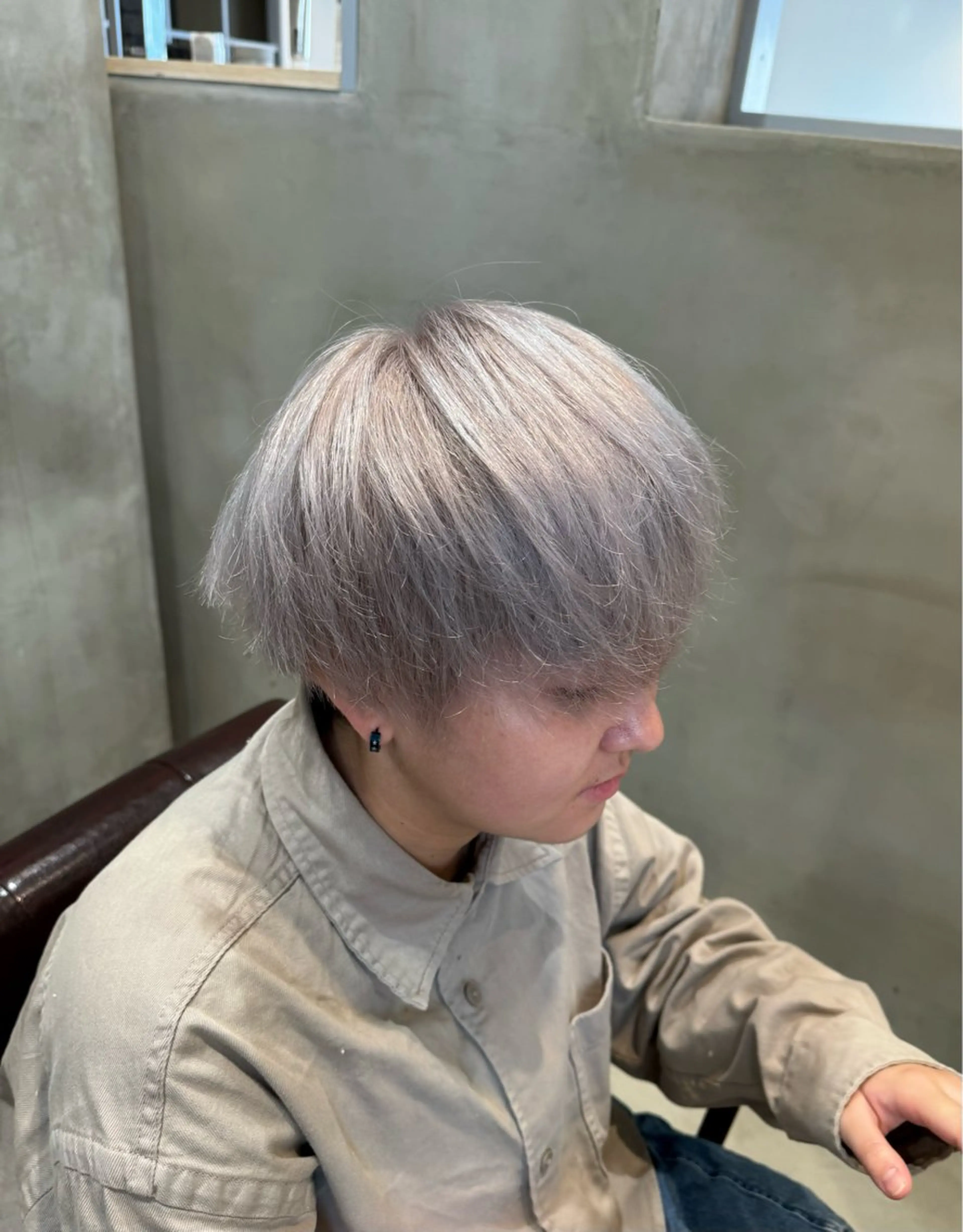 ショート カラー メンズ 切りっぱなしボブ メンズバレイヤージュ メンズブリーチ メンズハイライト メンズハイトーン ほの カラー特化/ ブリーチ/ボブのヘアスタイル