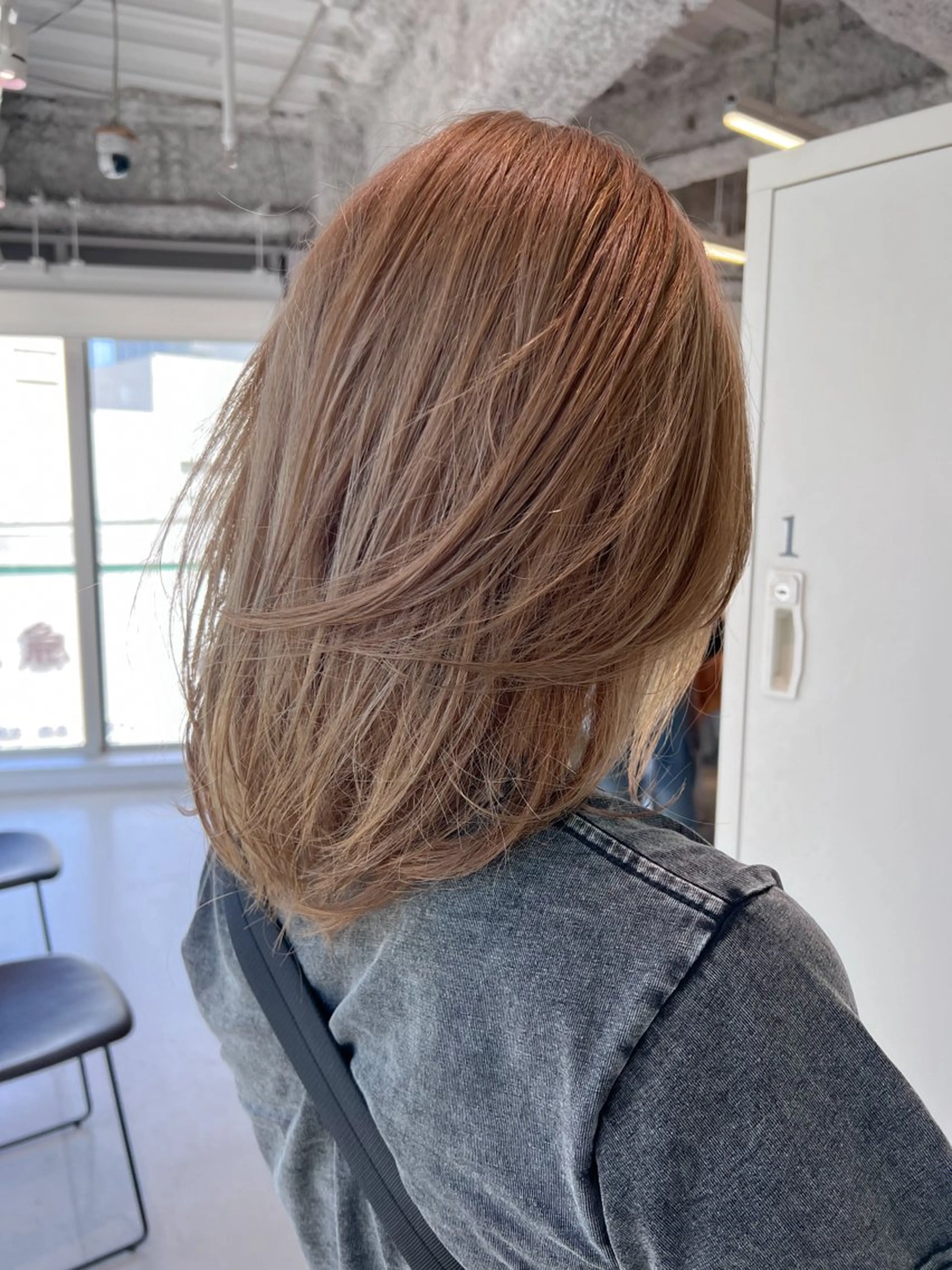 セミロング カラー ヘアカラー トリートメント 艶ハイトーン🔆 ️️️安座間 希のヘアスタイル