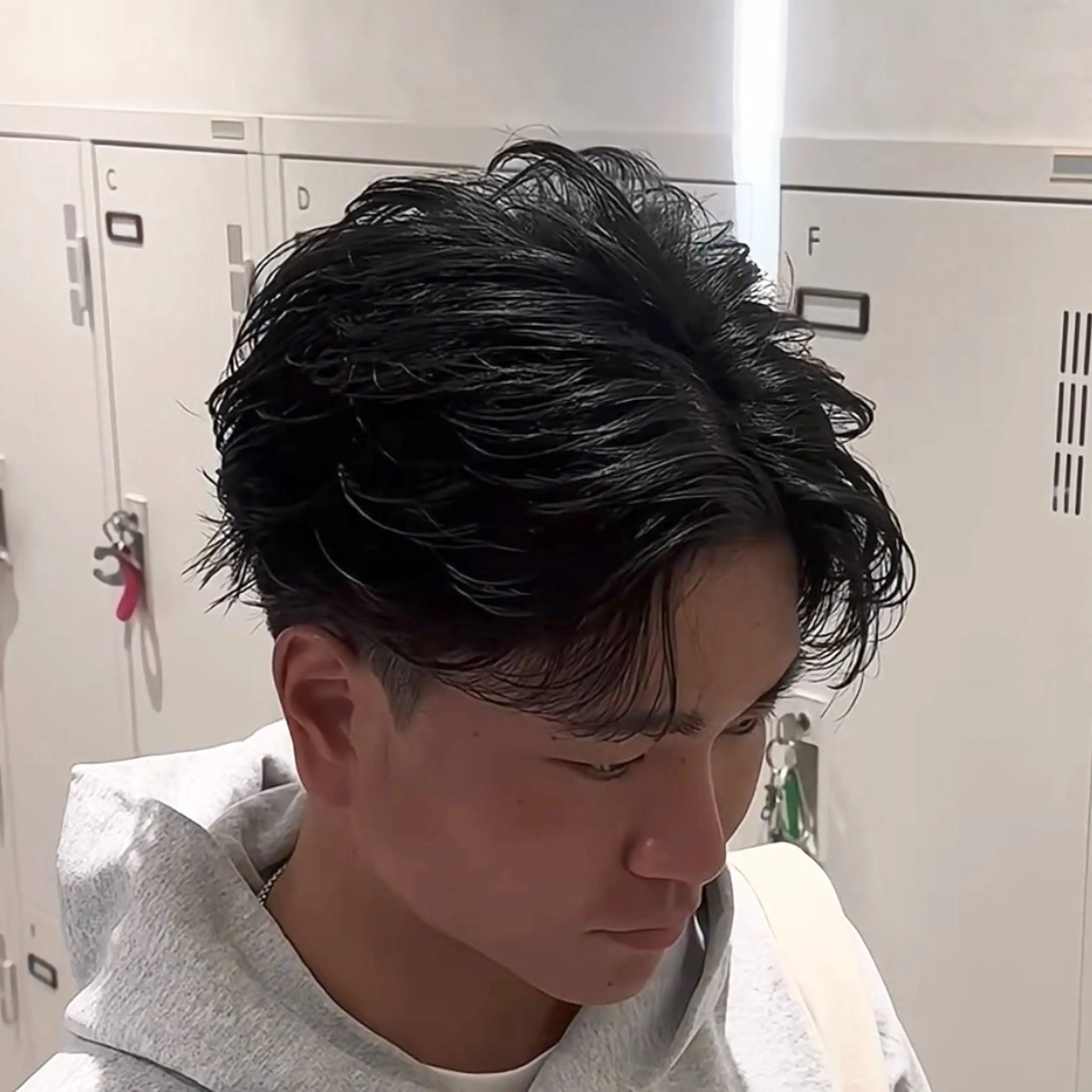 ショート パーマ メンズ フェザーパーマ メンズパーマ ショートヘア ニュアンスパーマ カット パーマ 色気のフェザーパーマ 港南台のメンズ美容師のヘアスタイル