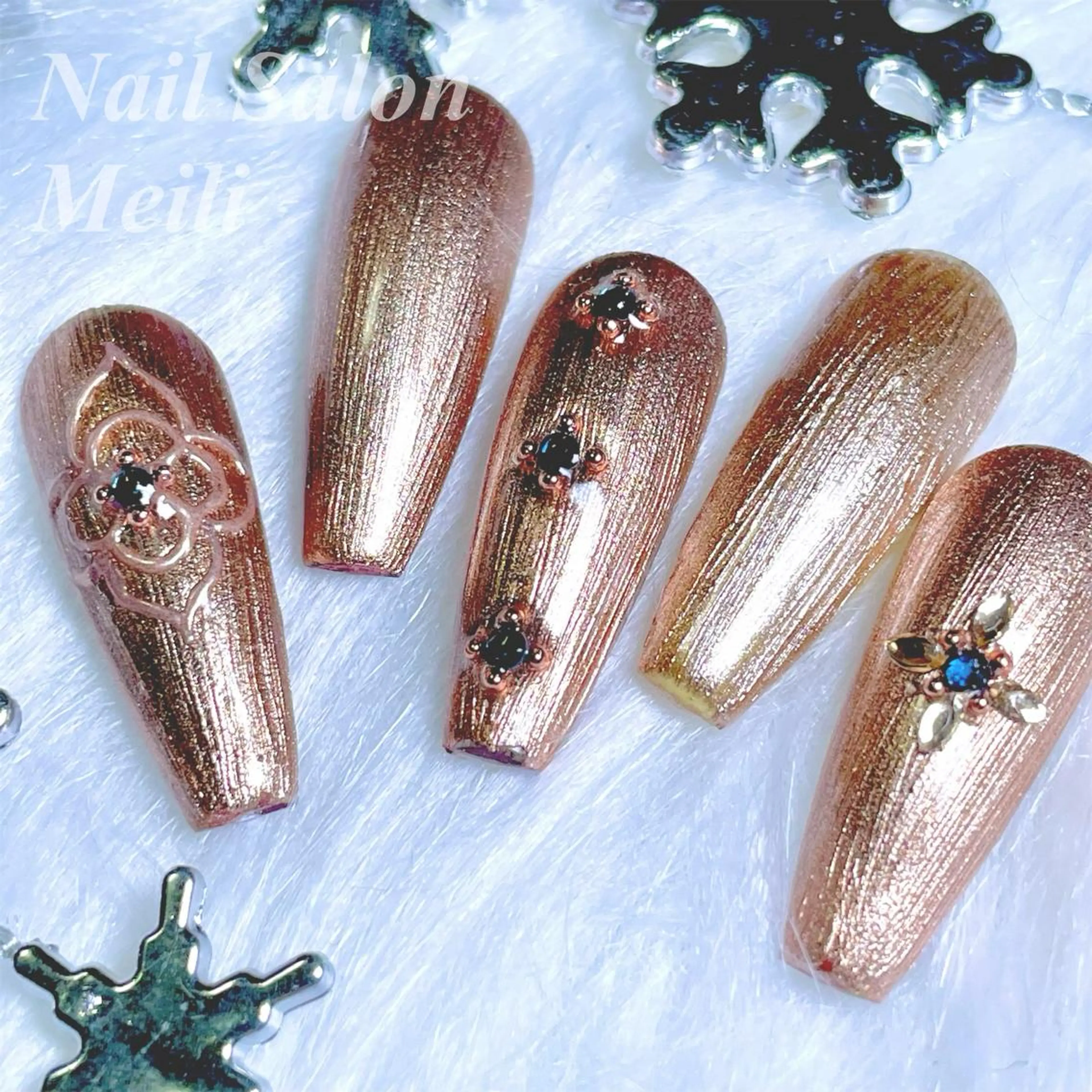 ネイル ゴールド ミラーネイル ピンク 春ネイル ワンホンネイル NAILSALON MEILIのネイルデザイン