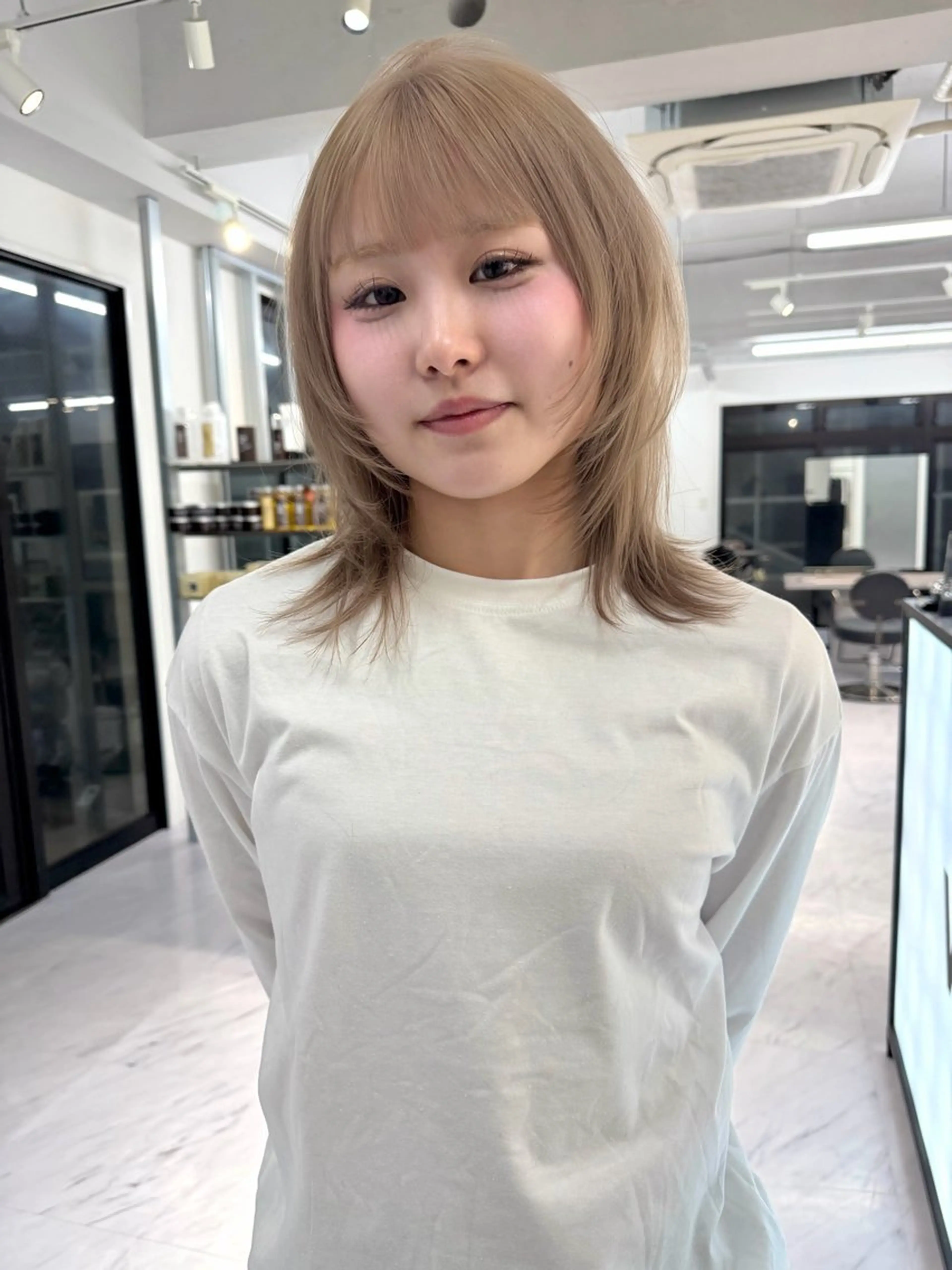 ミディアム カラー ベージュカラー ブリーチ ケアブリーチ デザインカラー ダブルカラー カット ヘアカラー トリートメント TATSUブリーチ/ ミルクティーベージュのヘアスタイル