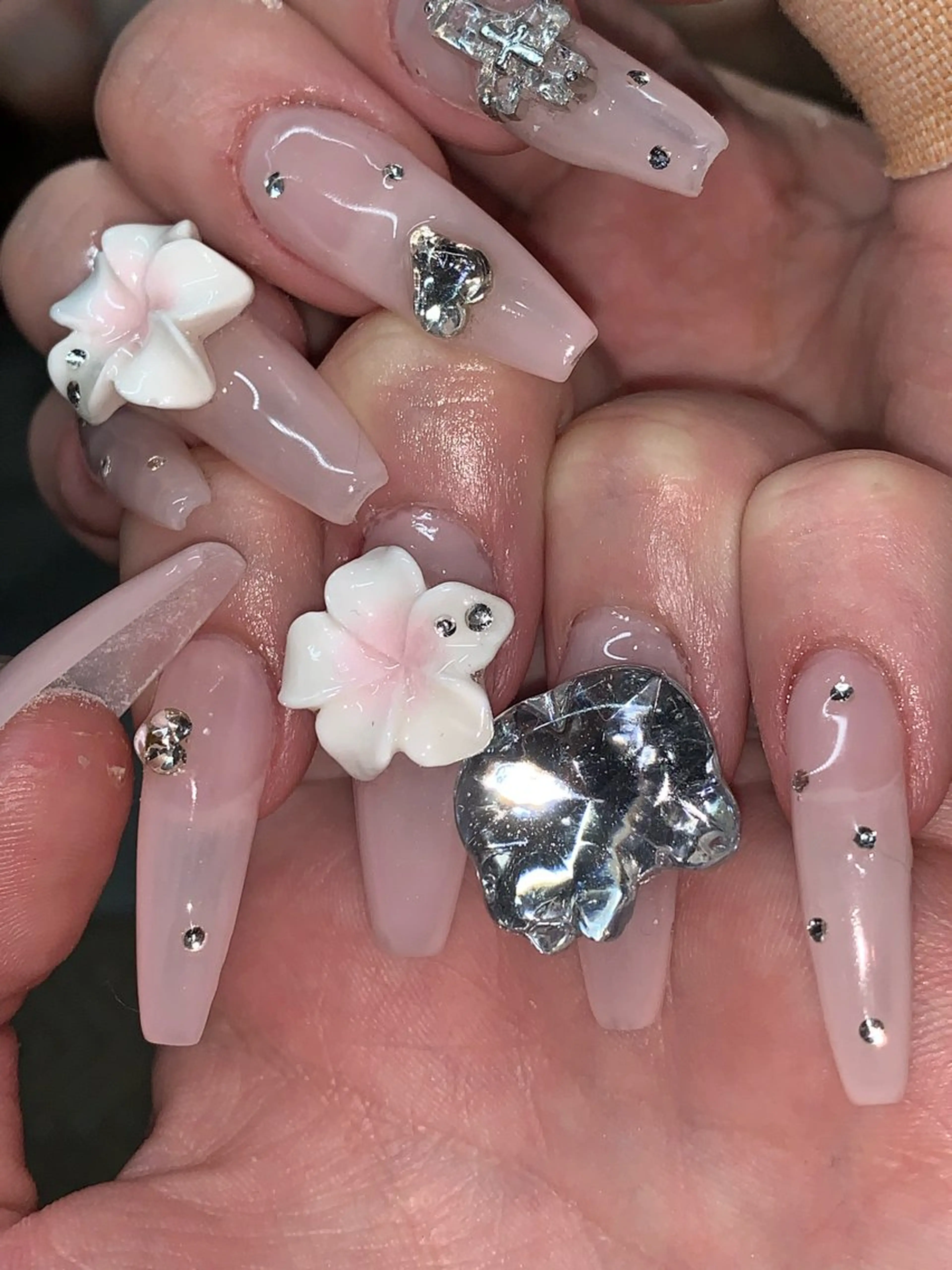 ネイル ハンドネイル NES NAIL所属・さゆり￤推しキャラ ￤ロングネイル🩷のネイルデザイン