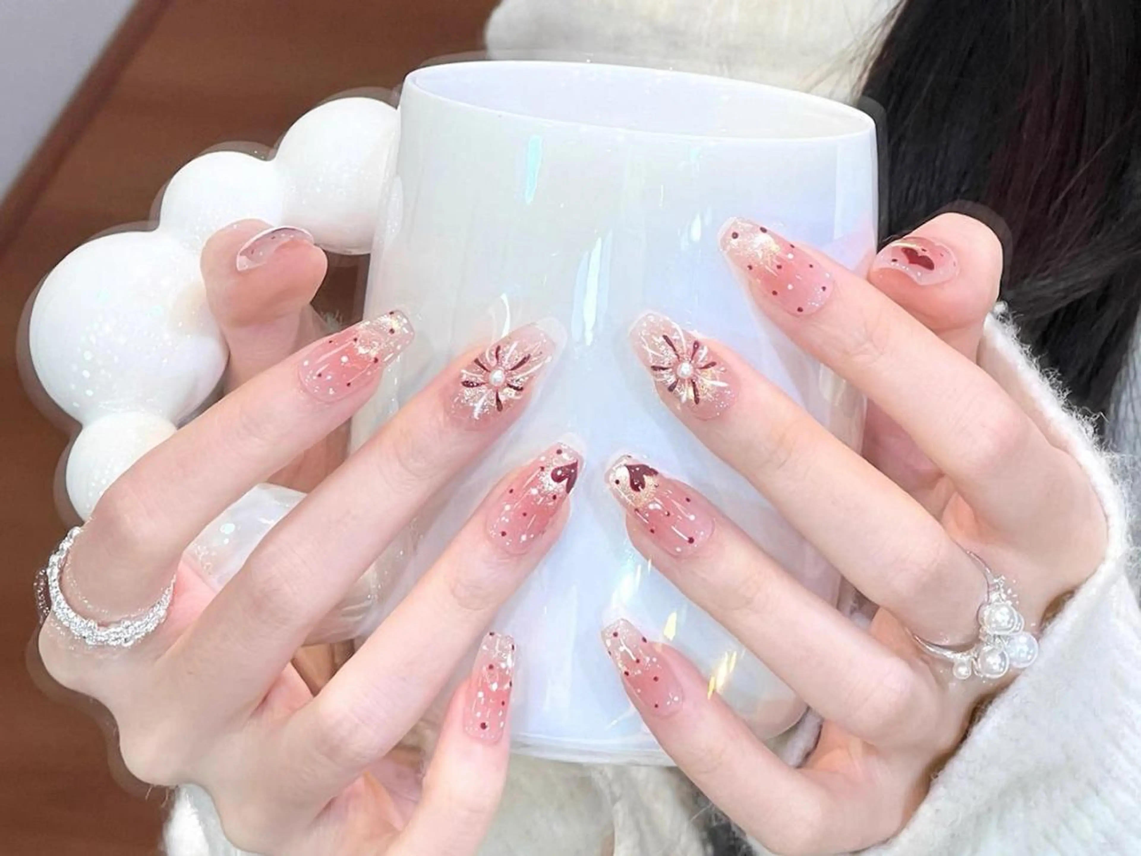 ネイル アートネイル 成人式 ドット ジェルネイル ガーリー ハンドネイル ハンドケア Miki 🩵のネイルデザイン