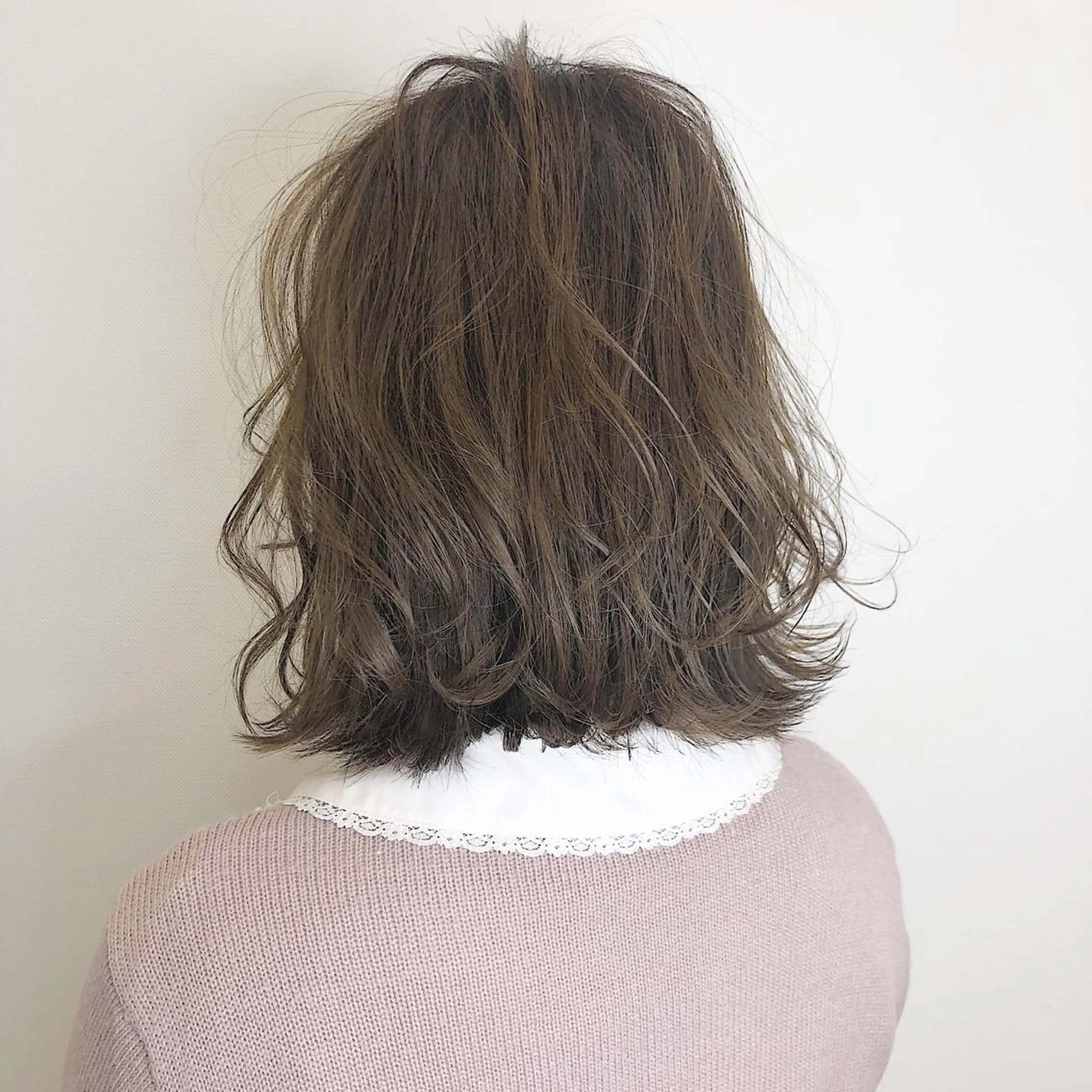 ミディアム カラー アッシュ アッシュブラウン ブラウンカラー ボブ レイヤー×縮毛矯正 深見 拓のヘアスタイル