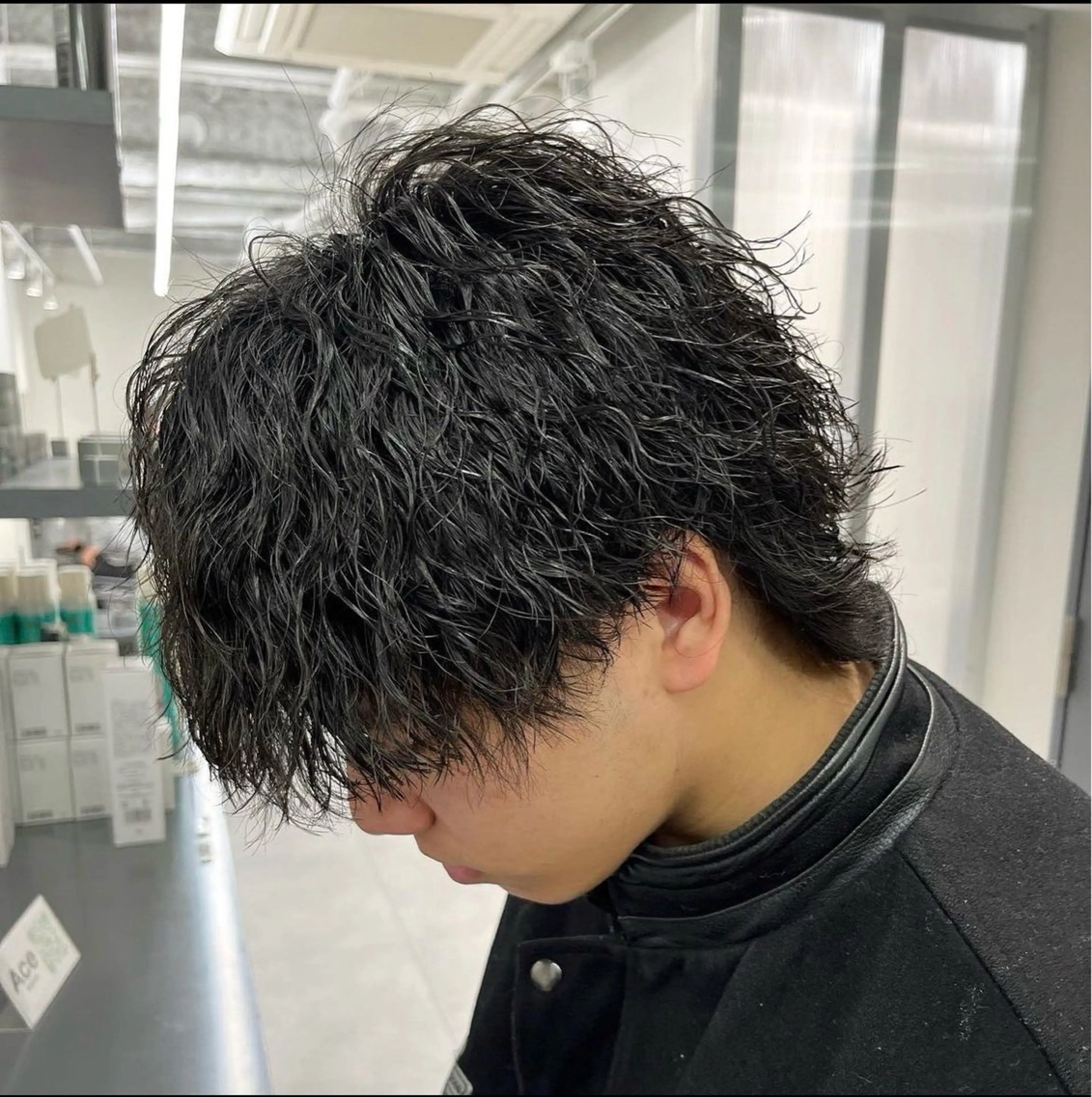 パーマ メンズ 波巻きパーマ メンズウルフカット ウルフカット 佐々木 輝のヘアスタイル