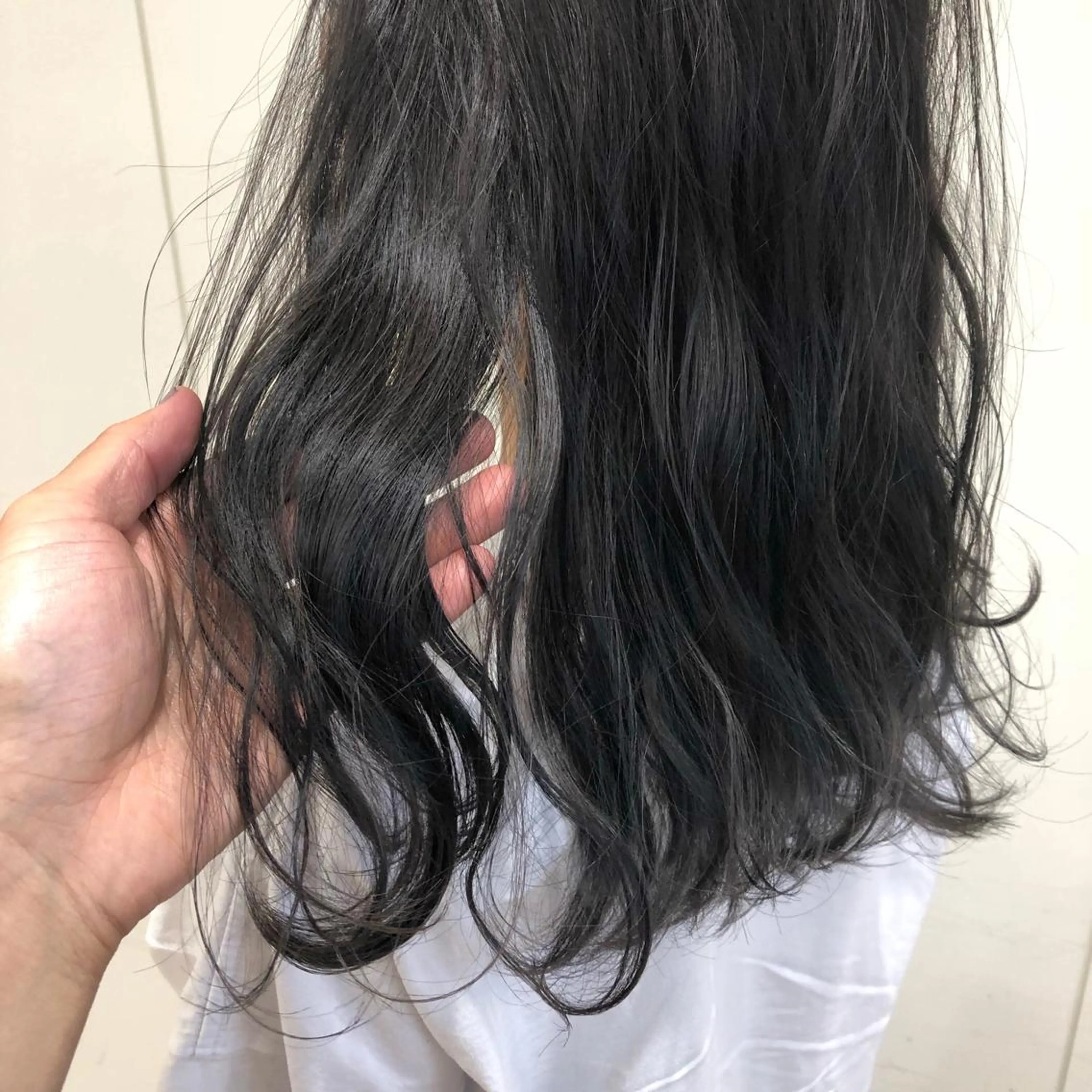 セミロング カラー 透明感カラー グレージュ ケアブリーチ 坪井佑樹のヘアスタイル