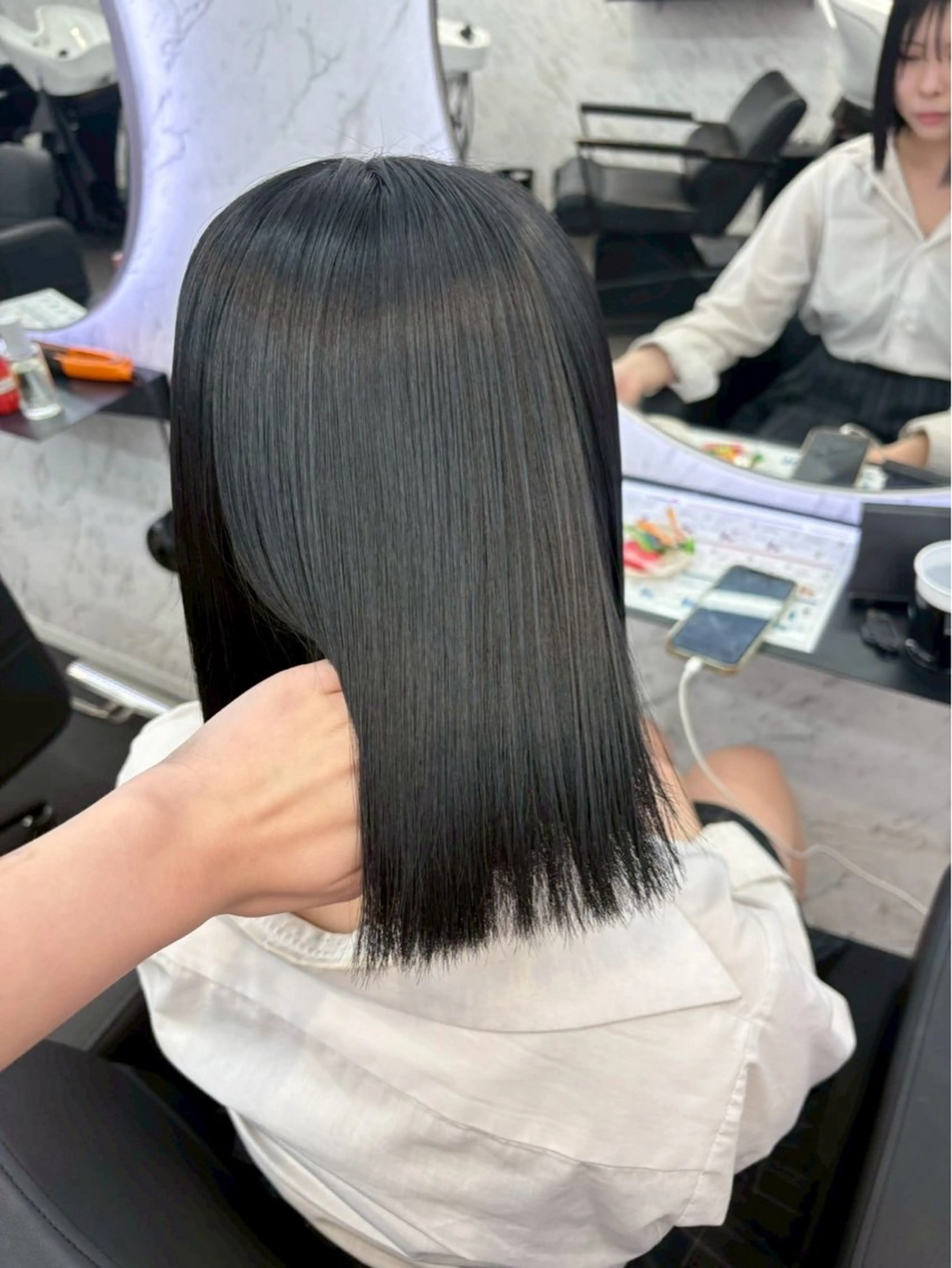 カラー ブリーチ 透明感カラー ダークグレー ダークグレージュ グレージュ ⋆✦ Leon カット¥1100のヘアスタイル