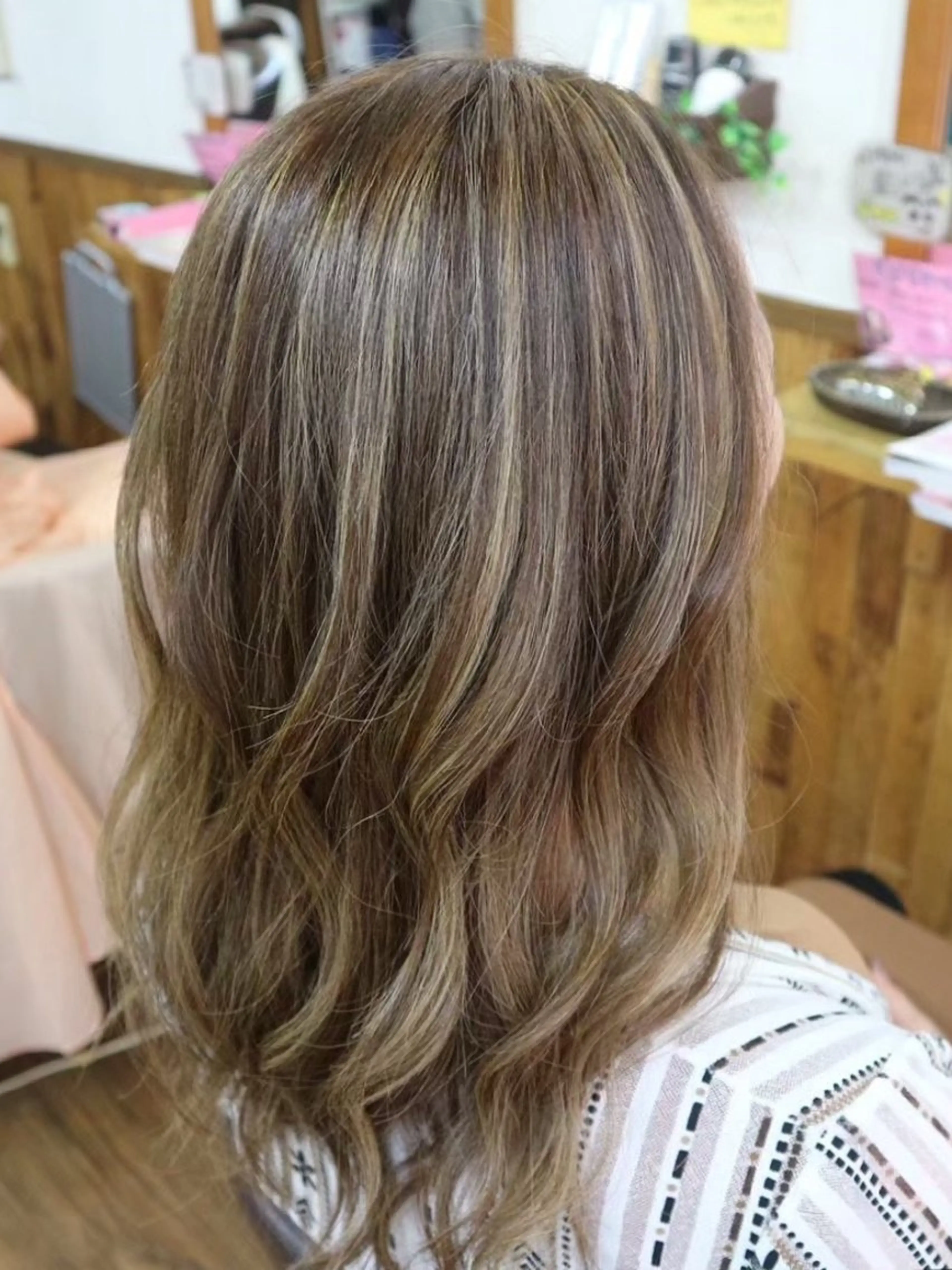 セミロング ハイライト KR2S河内長野所属・前田 かおりのヘアスタイル