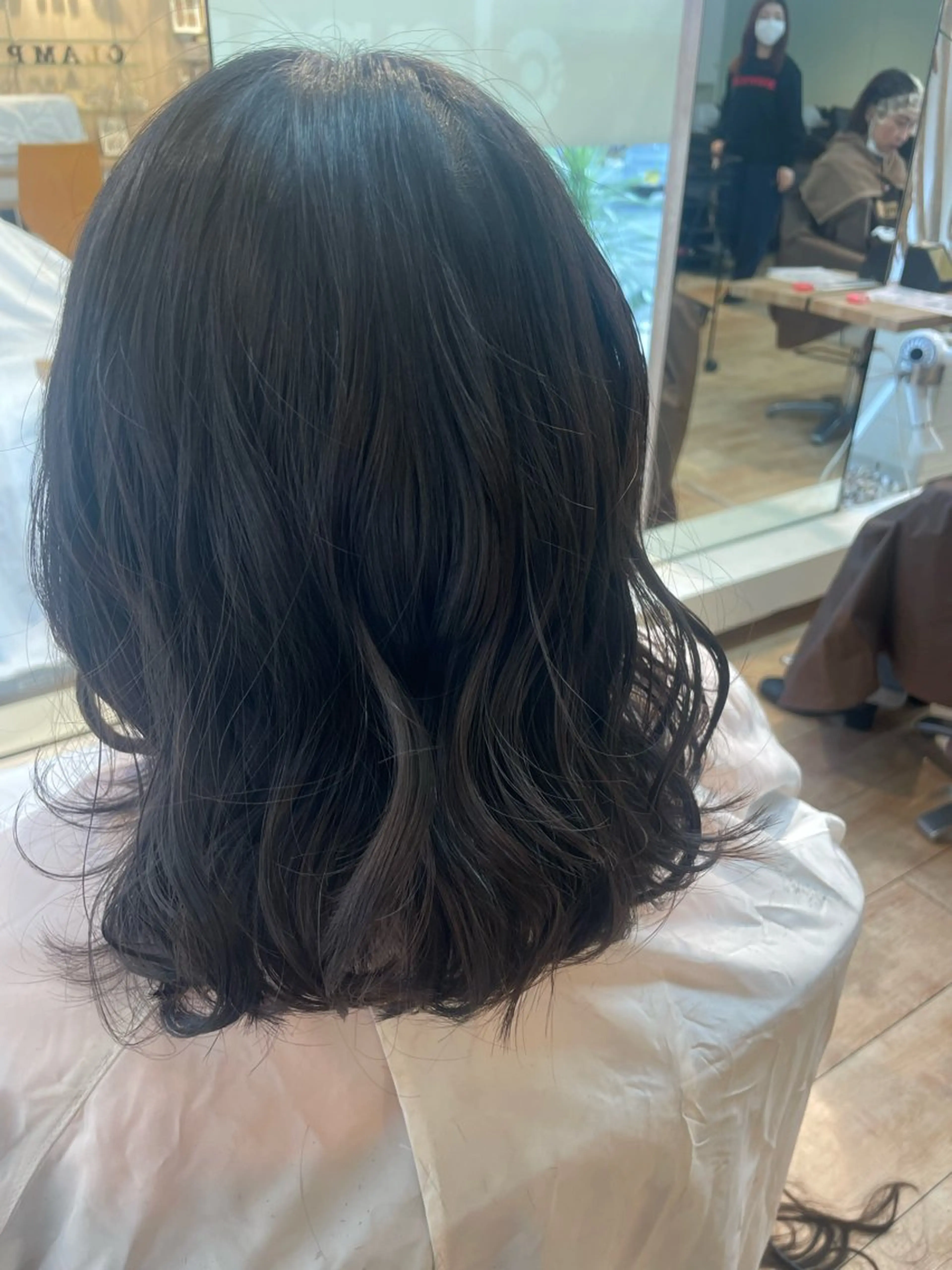 ミディアム 伊藤 未奈のヘアスタイル