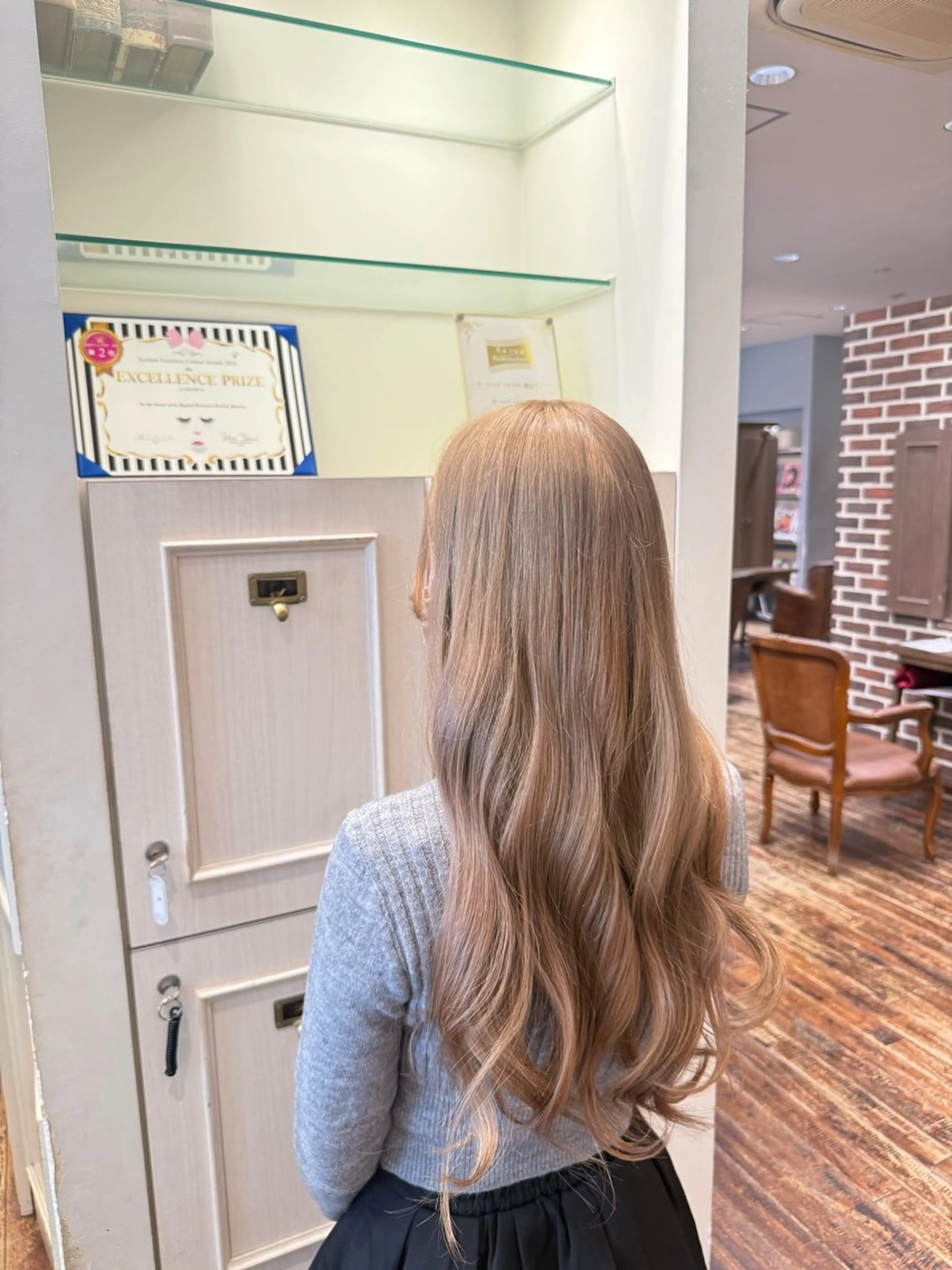 ミルクティーカラー🎀｢ブリーチ1回＋透明感カラー＋艶トリートメント｣の写真