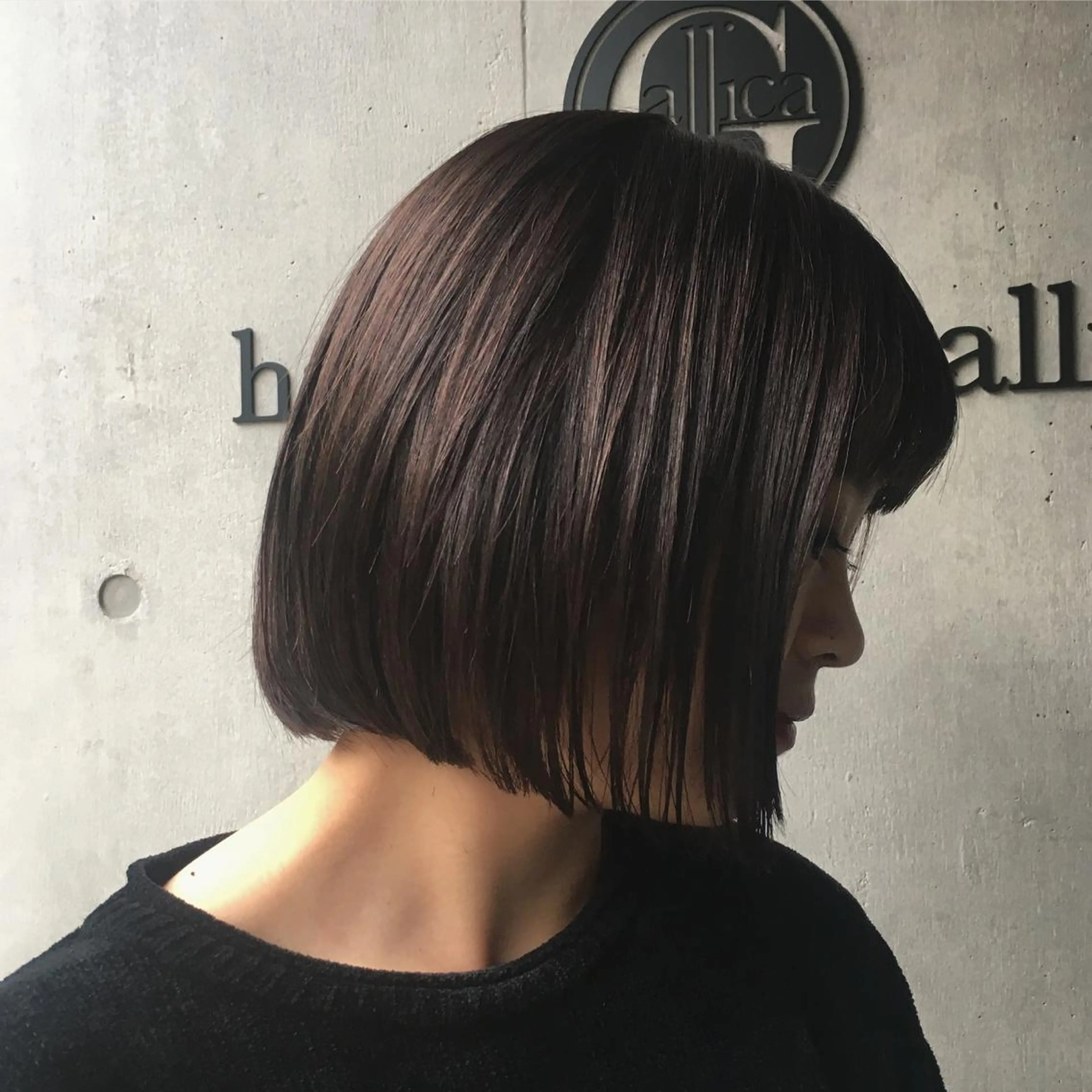 ショート カラー カット 荒木 依莉亜のヘアスタイル