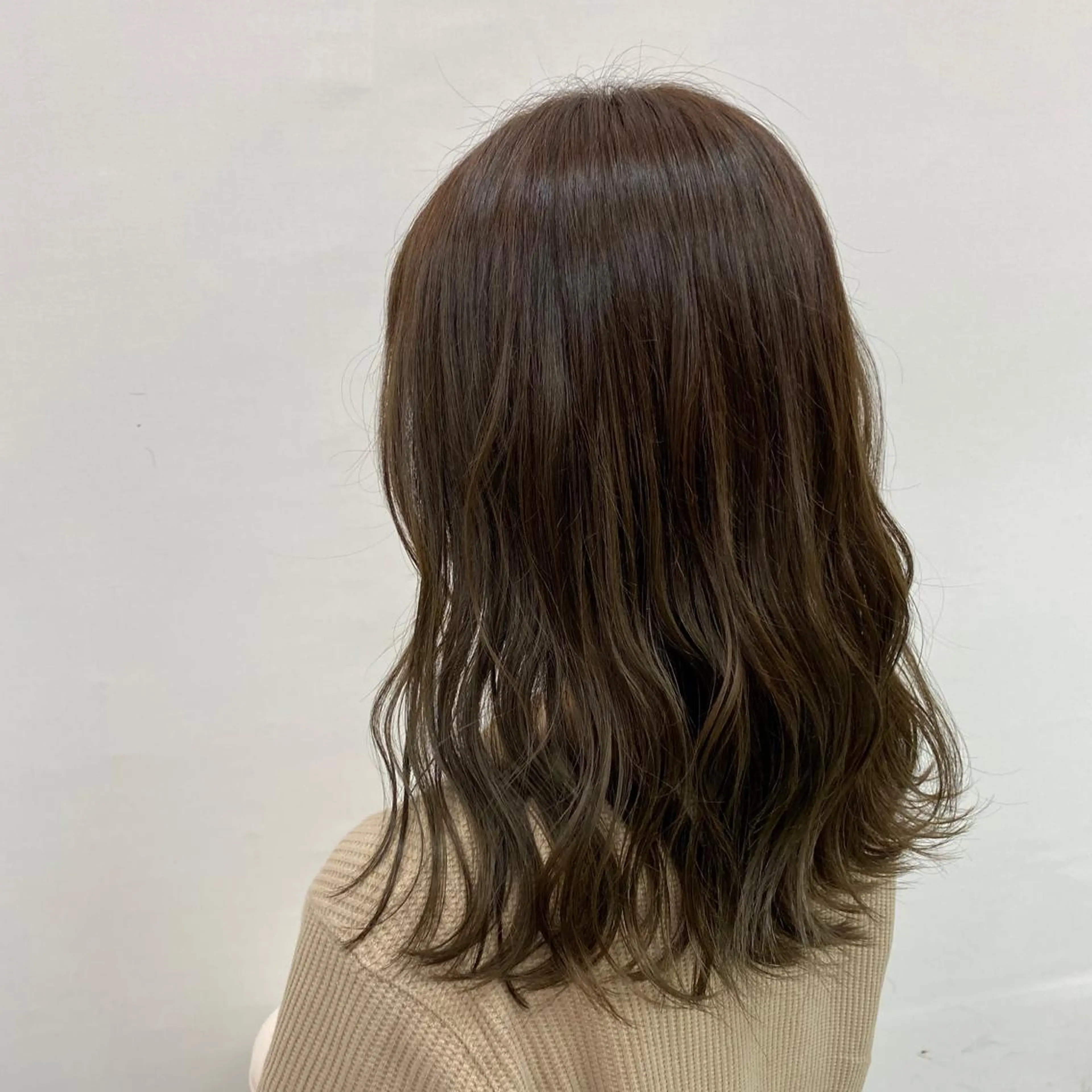 セミロング カラー グラデーションカラー グレージュ オリーブグレージュ オリーブグレー クロスパーマ🥇韓国 ヘア🇰🇷濵田航希のヘアスタイル