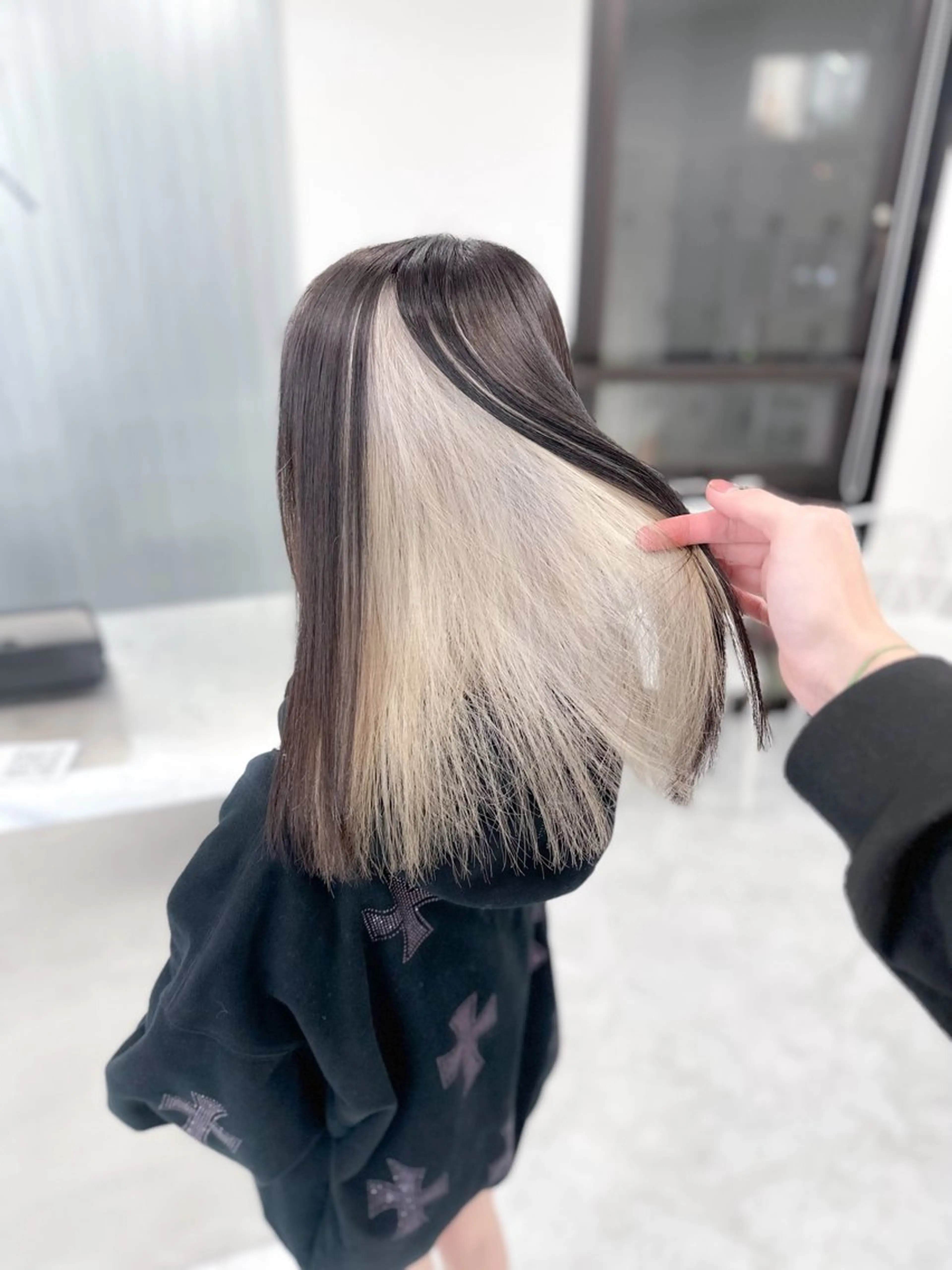 ミディアム カラー ウルフ&レイヤー特化 まとまる美髪矯正のヘアスタイル