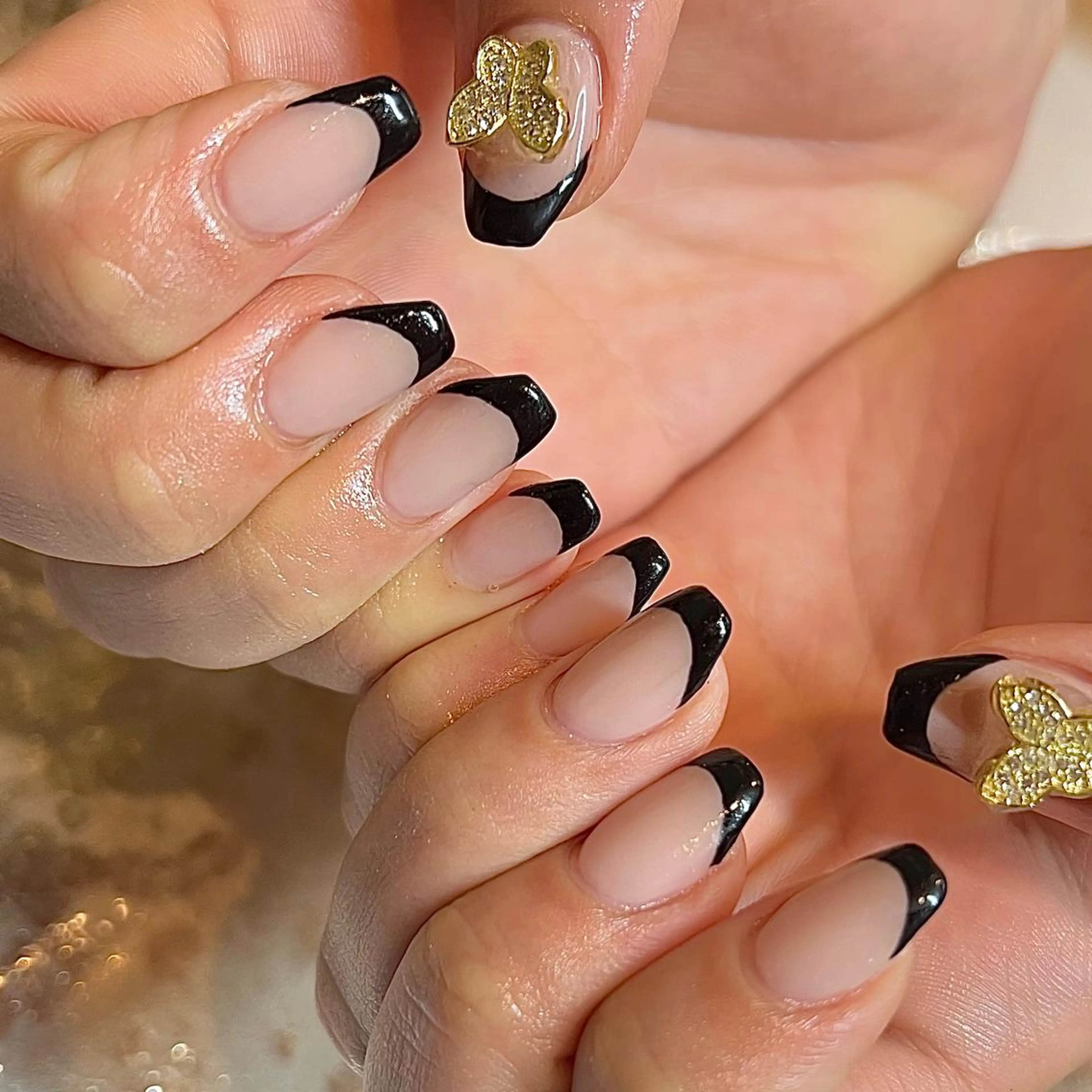 ショート ネイル フレンチネイル ハンドネイル H🌺 NAILのネイルデザイン