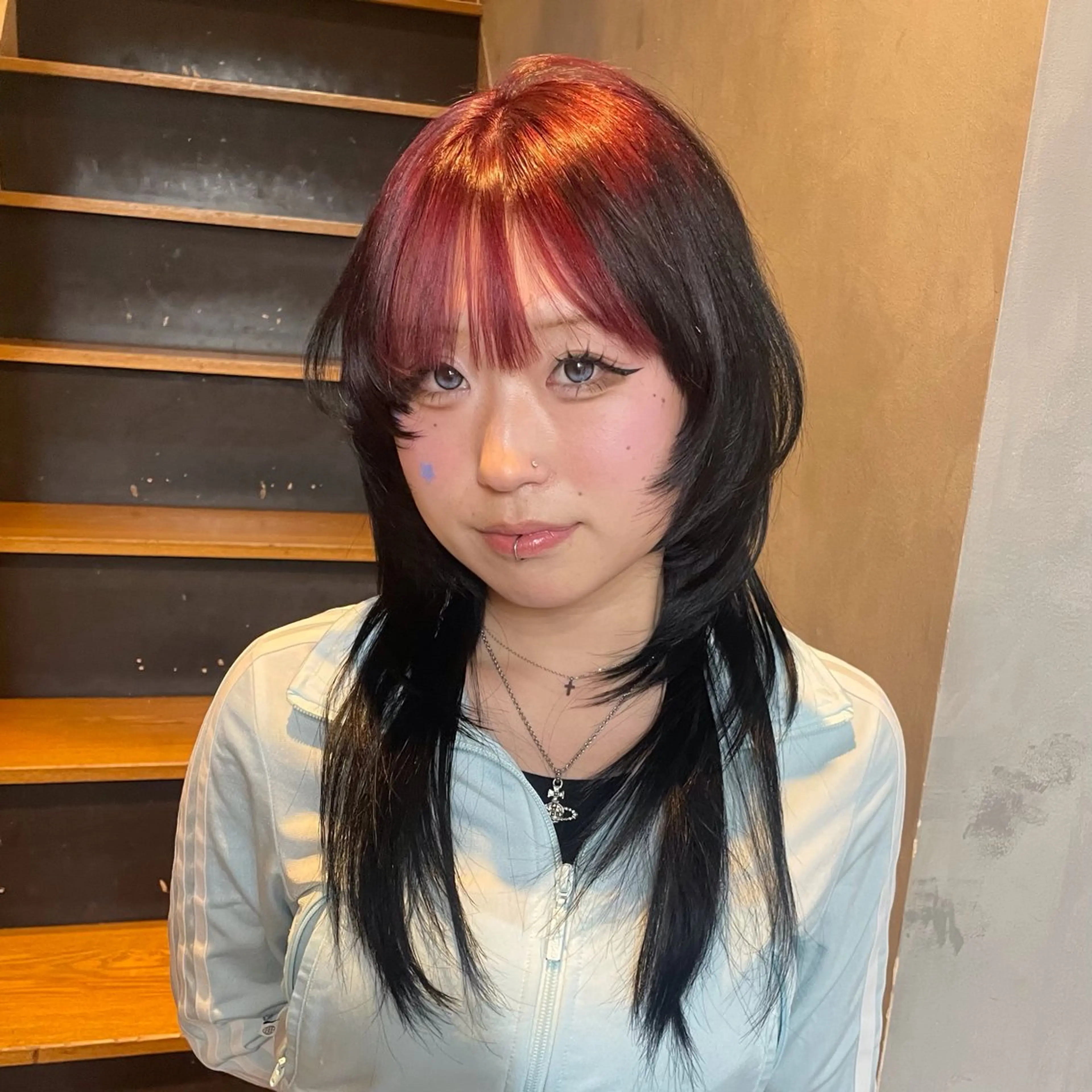 ショート カラー シールエクステ 黒髪 レッドカラー ボブ エクステ XENA 渋谷店のヘアスタイル