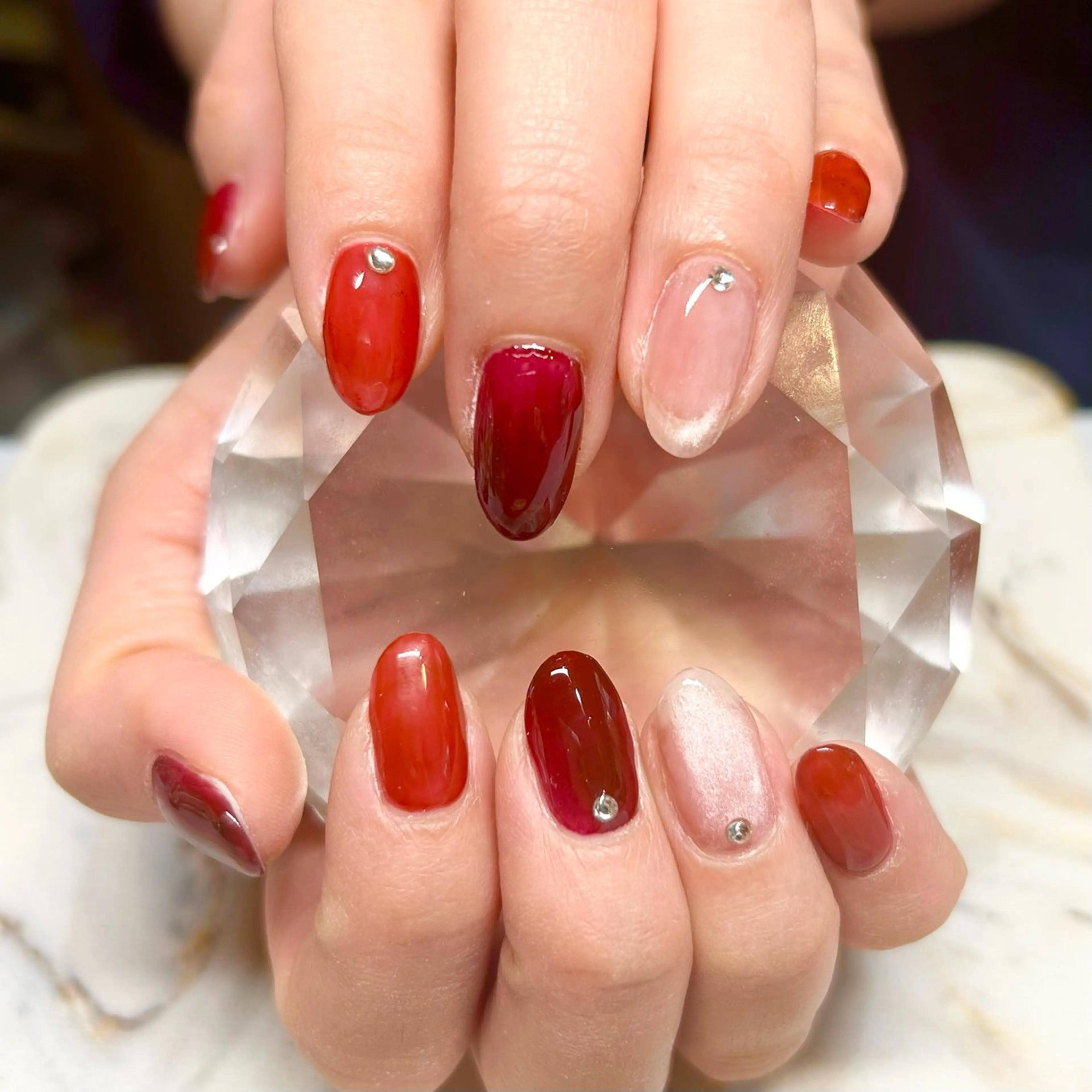 ネイル ボルドー 赤色 ストーンネイル Nail Stellaのネイルデザイン