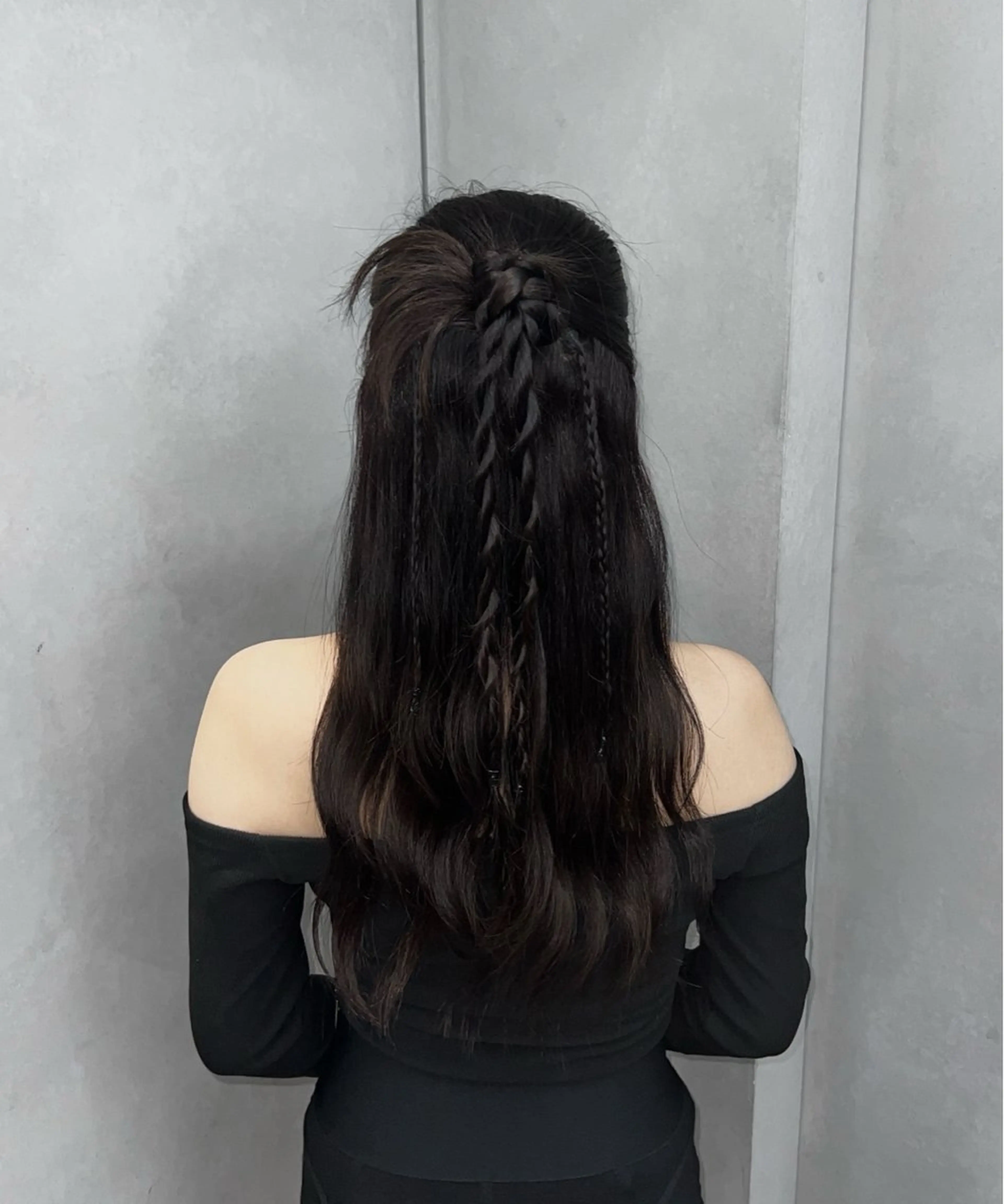 ヘアアレンジ ミルクティーベージュ オリーブグレージュのヘアスタイル