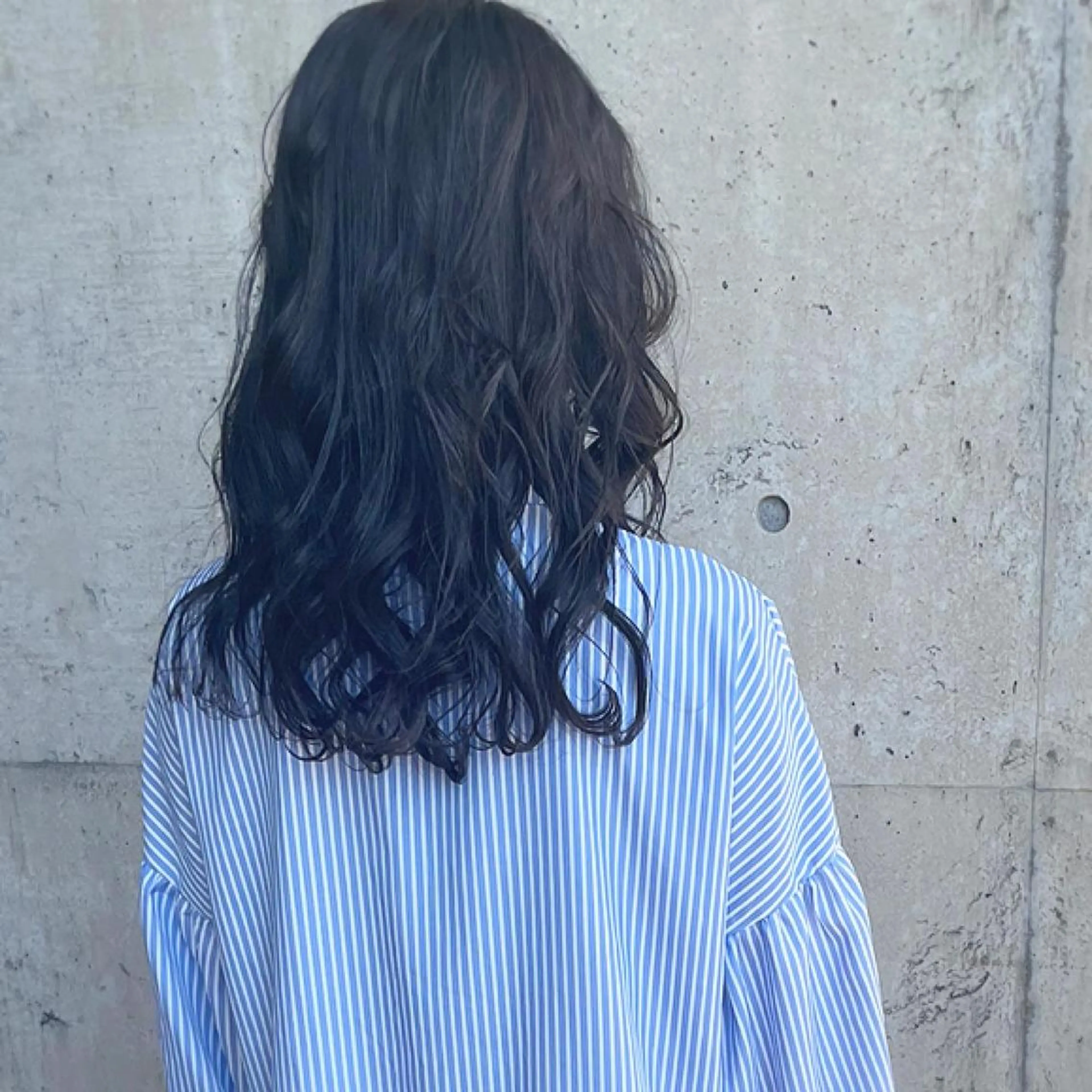 セミロング カラー ダークグレー t.（ティードット）所属・日高 香織のヘアスタイル