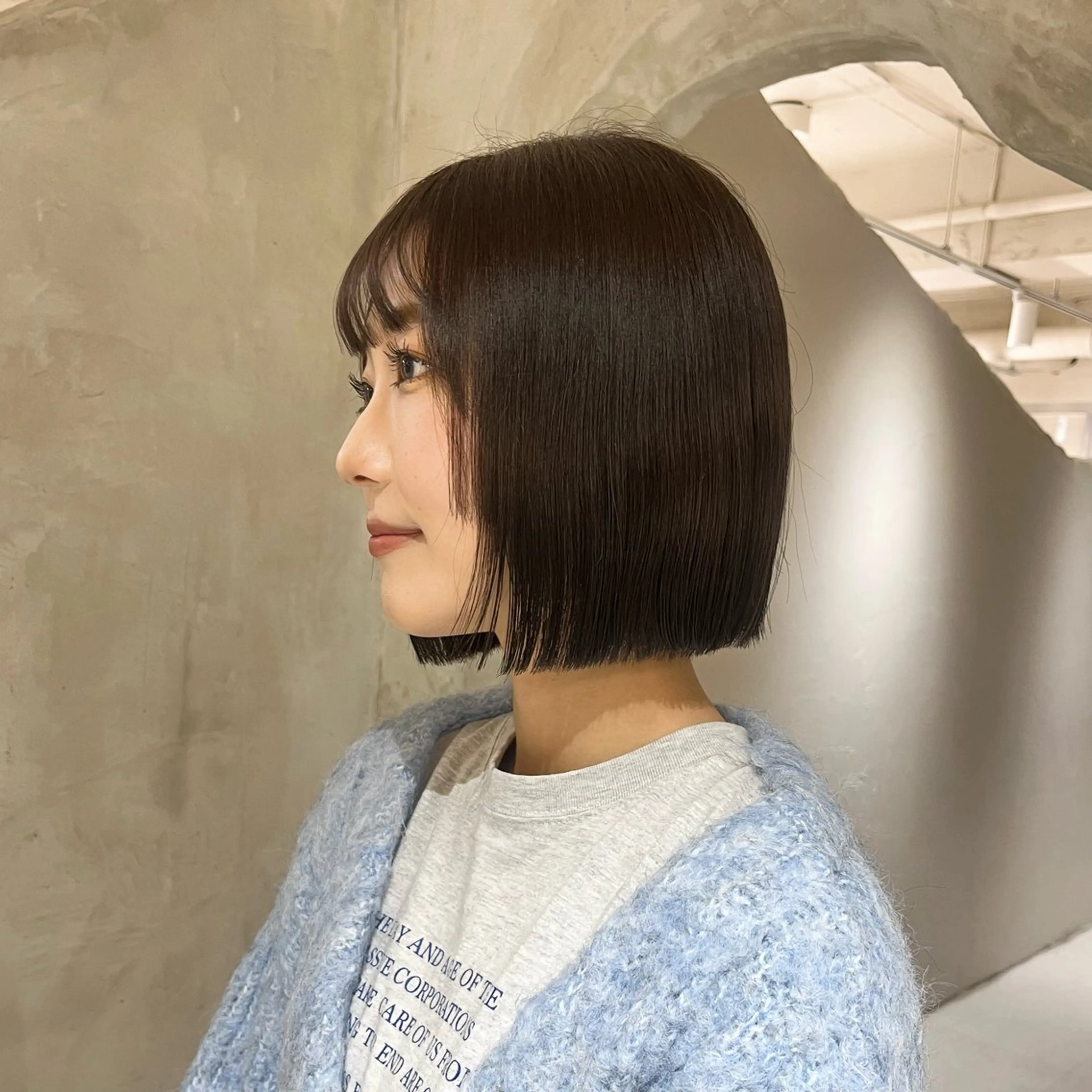 ミディアム カラー ボブ カット ヘアカラー トリートメント 切りっぱなしボブ/ 艶カラー/綾莉のヘアスタイル