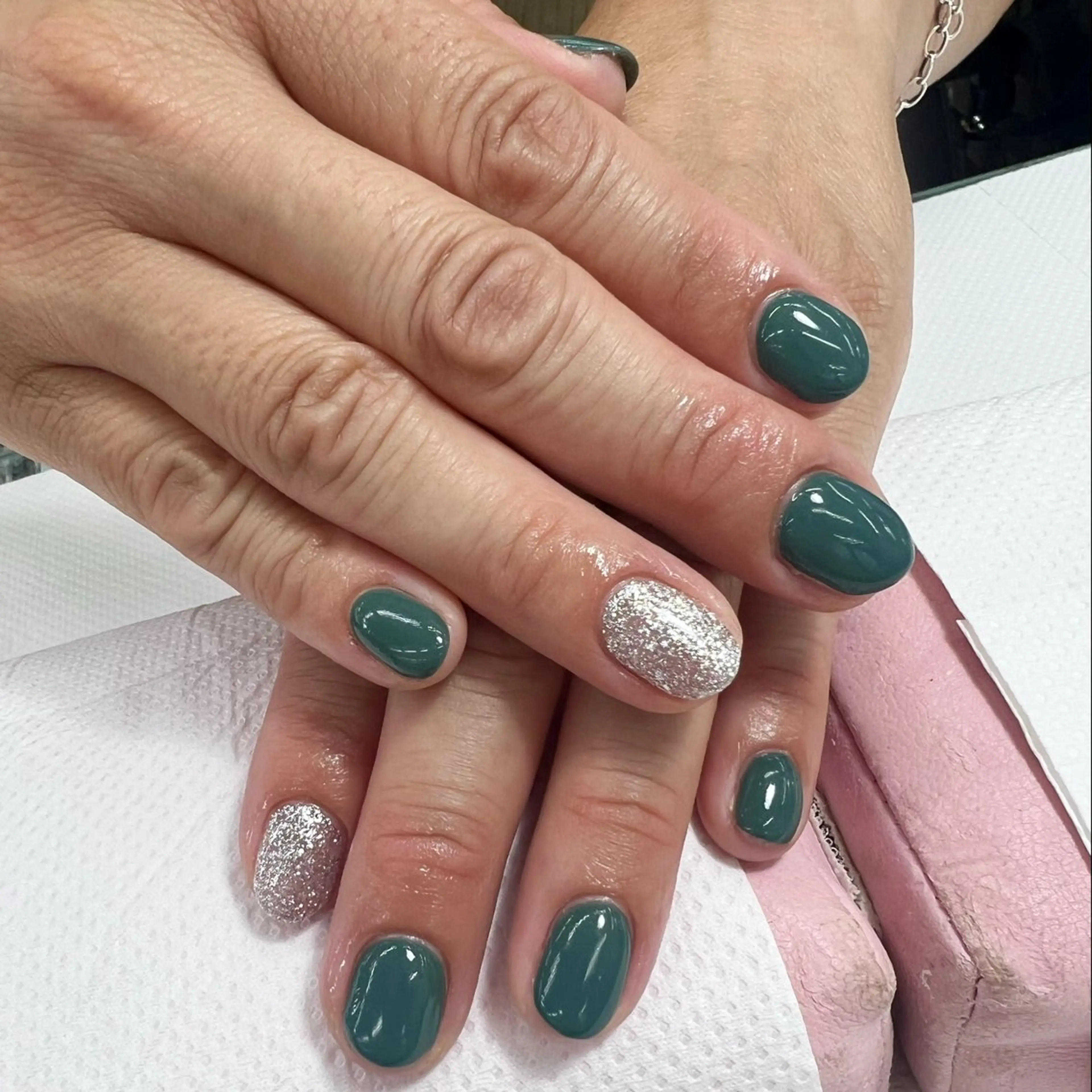 ネイル グリーン ワンカラーネイル シルバー ハンドネイル Nishimura Amiのネイルデザイン