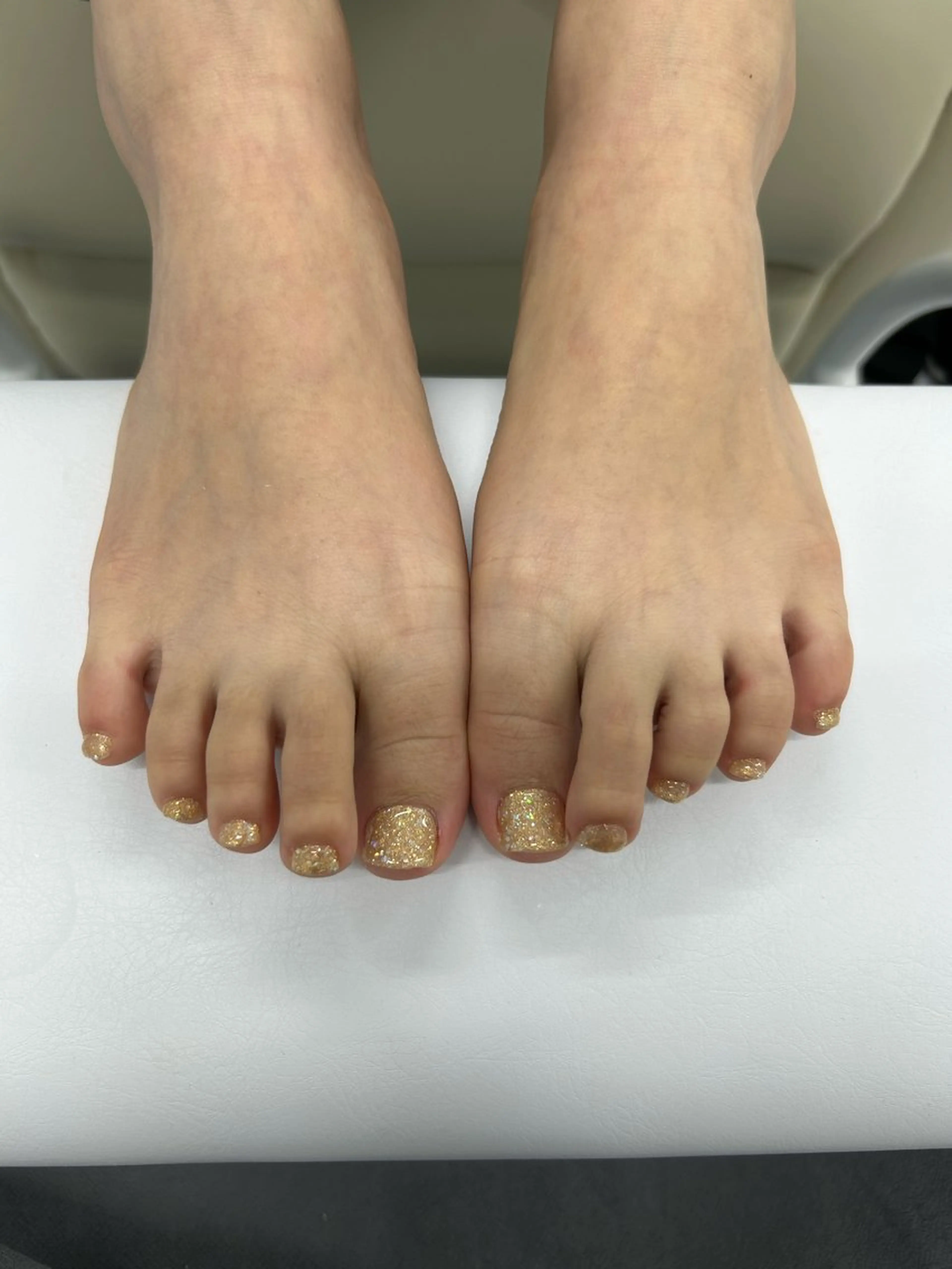 ネイル フットネイル ラメ(グリッター) ワンカラーネイル 黄色 加藤 楓子のネイルデザイン