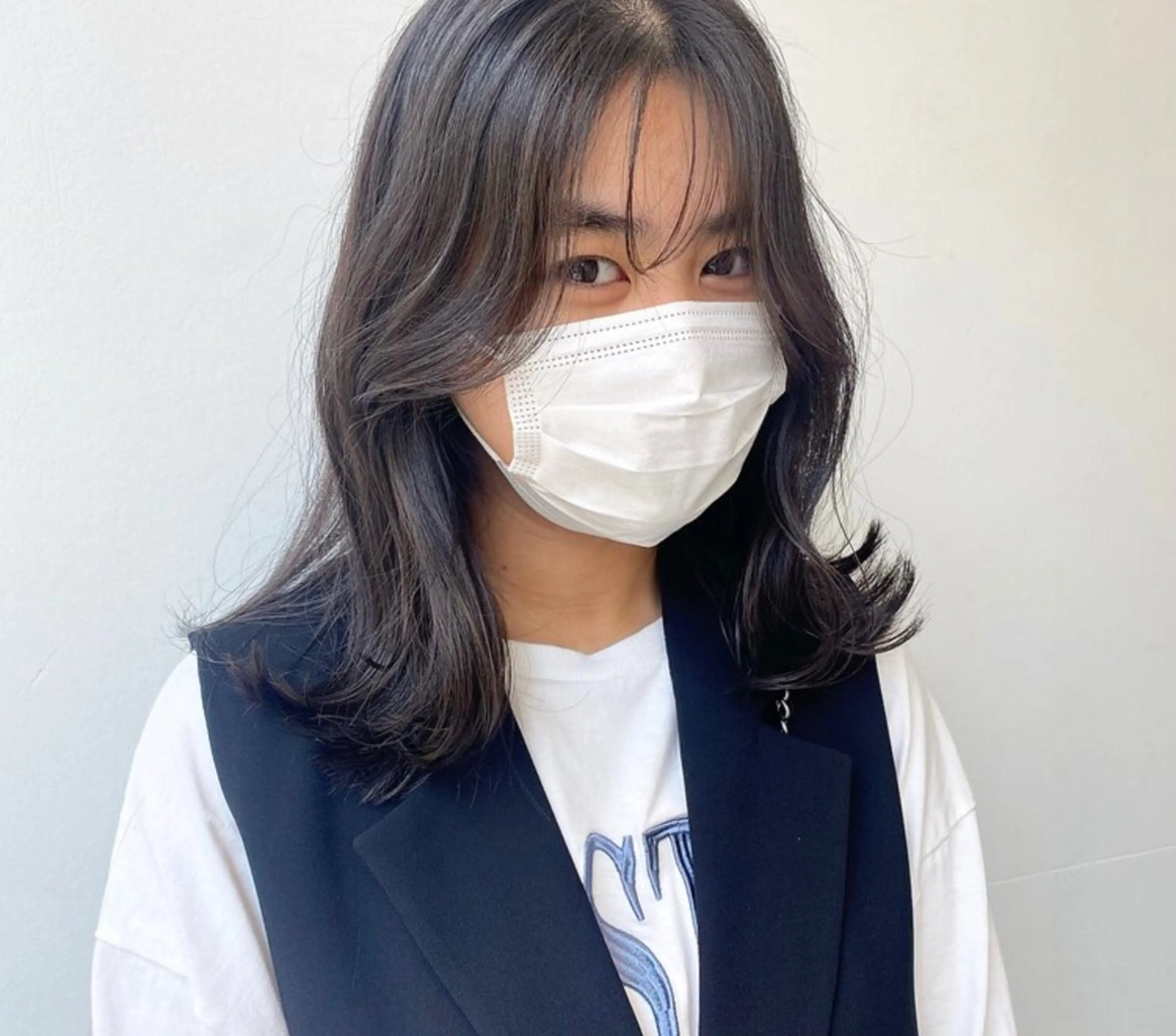 セミロング くびれヘア 顔まわりレイヤー レイヤーカット actor所属・ウラノ ソウシのヘアスタイル