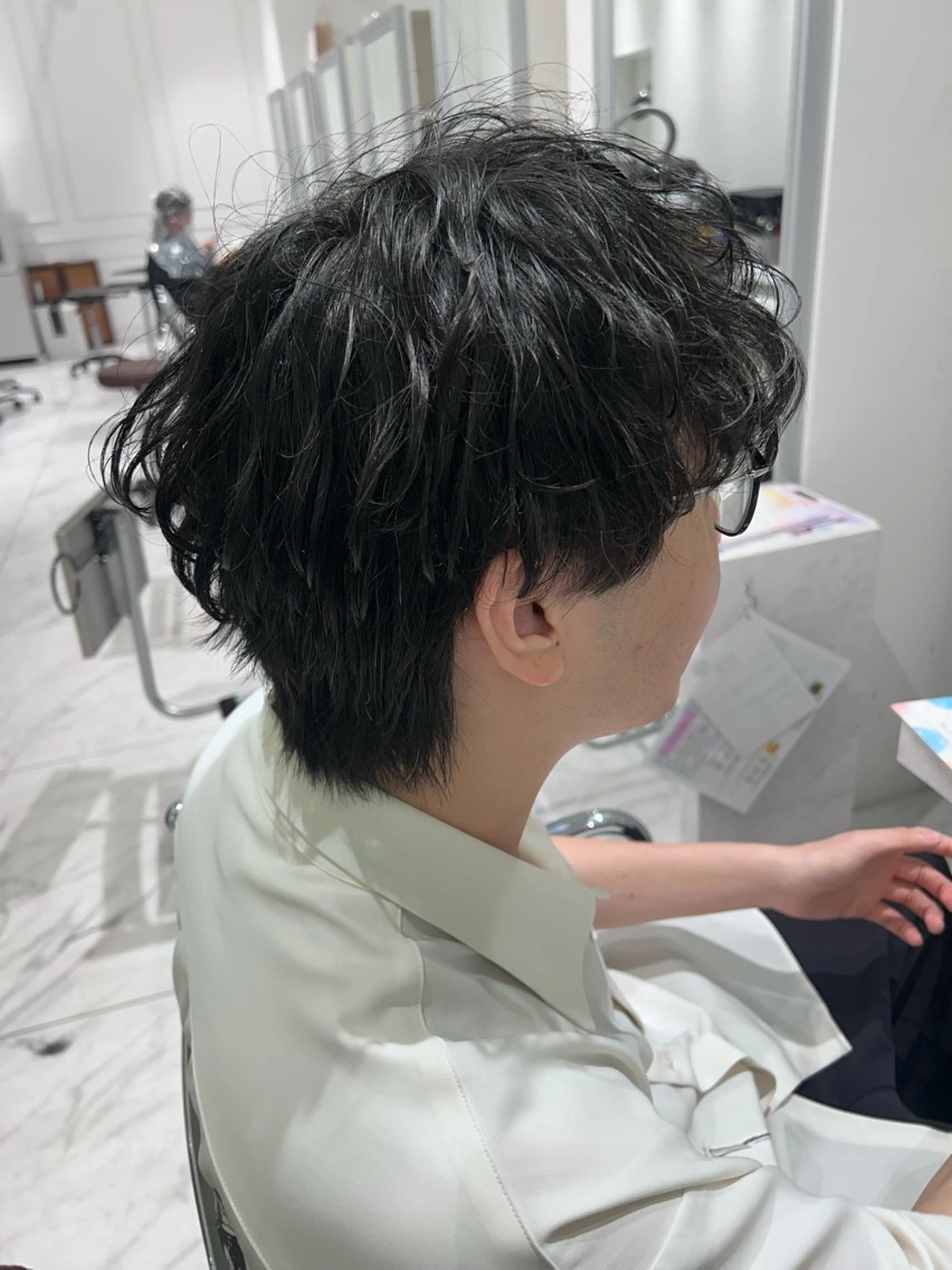 ミディアム パーマ メンズ ミディアムパーマ メンズパーマ シャドーパーマ カット パーマ 越智 彩心のヘアスタイル