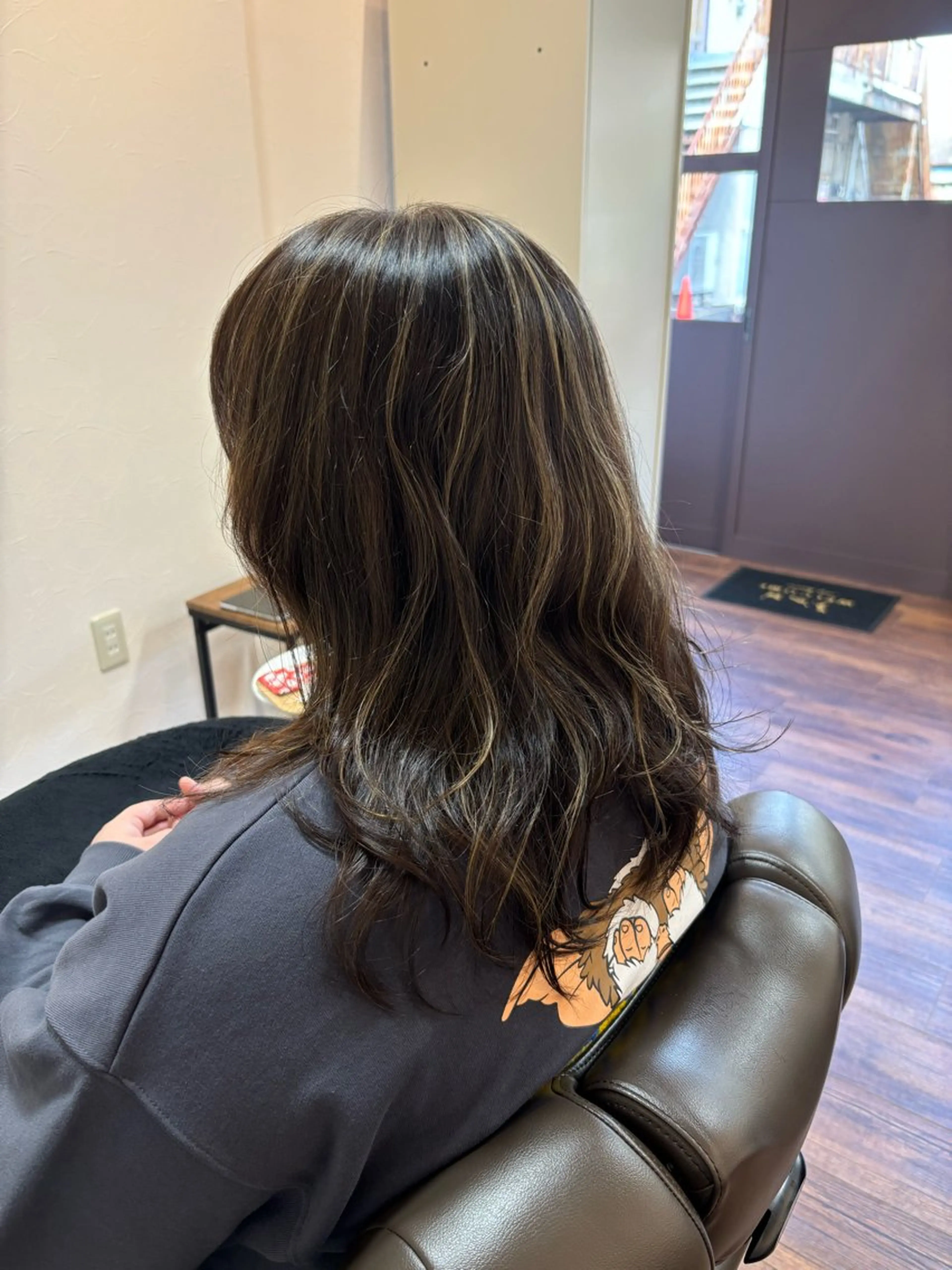 ロング ハイライト 池岡 洋子のヘアスタイル