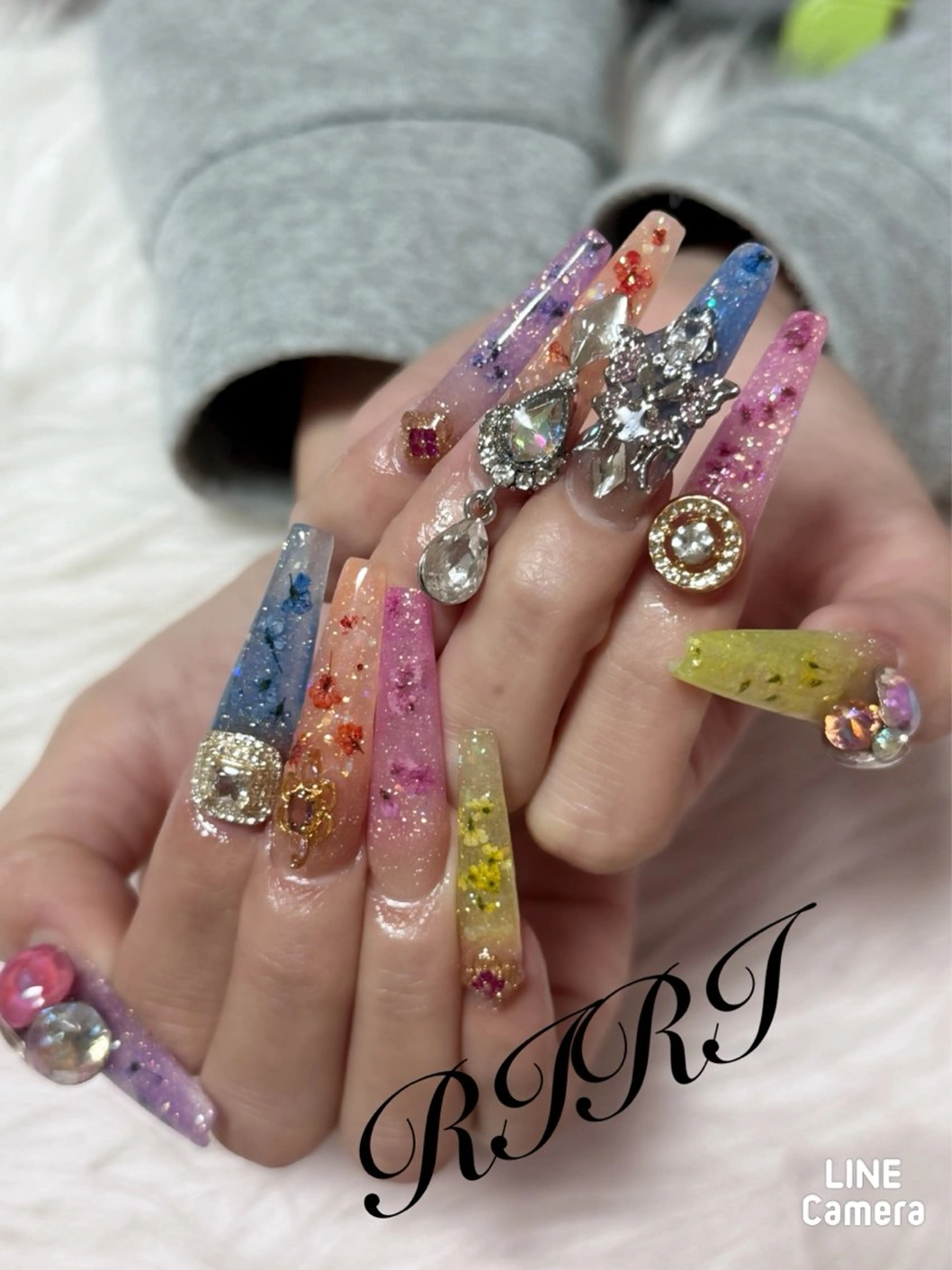 ネイル フラッシュネイル フラワーネイル ジェルネイル ラメ(グリッター) ロングネイル ハンドネイル riri オーナーのネイルデザイン