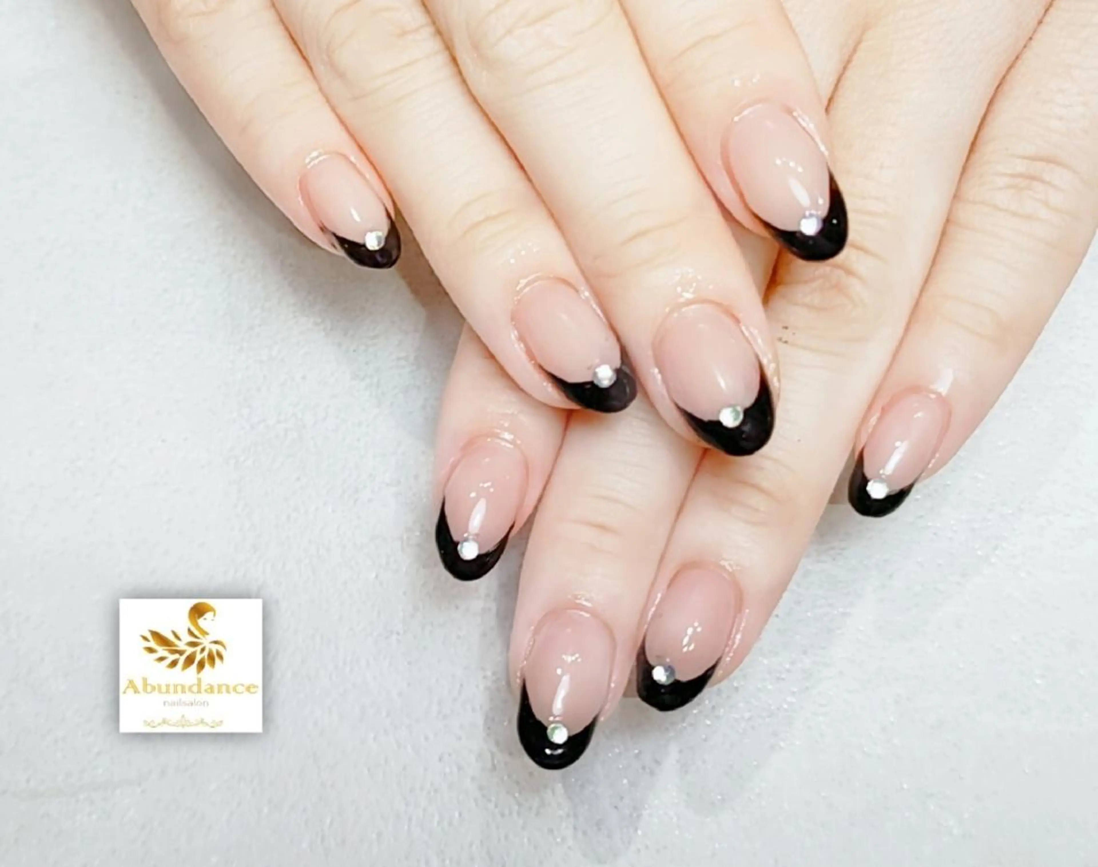 ミディアム ネイル フレンチネイル ハンドネイル 完全予約制個室サロン Abundancesのネイルデザイン