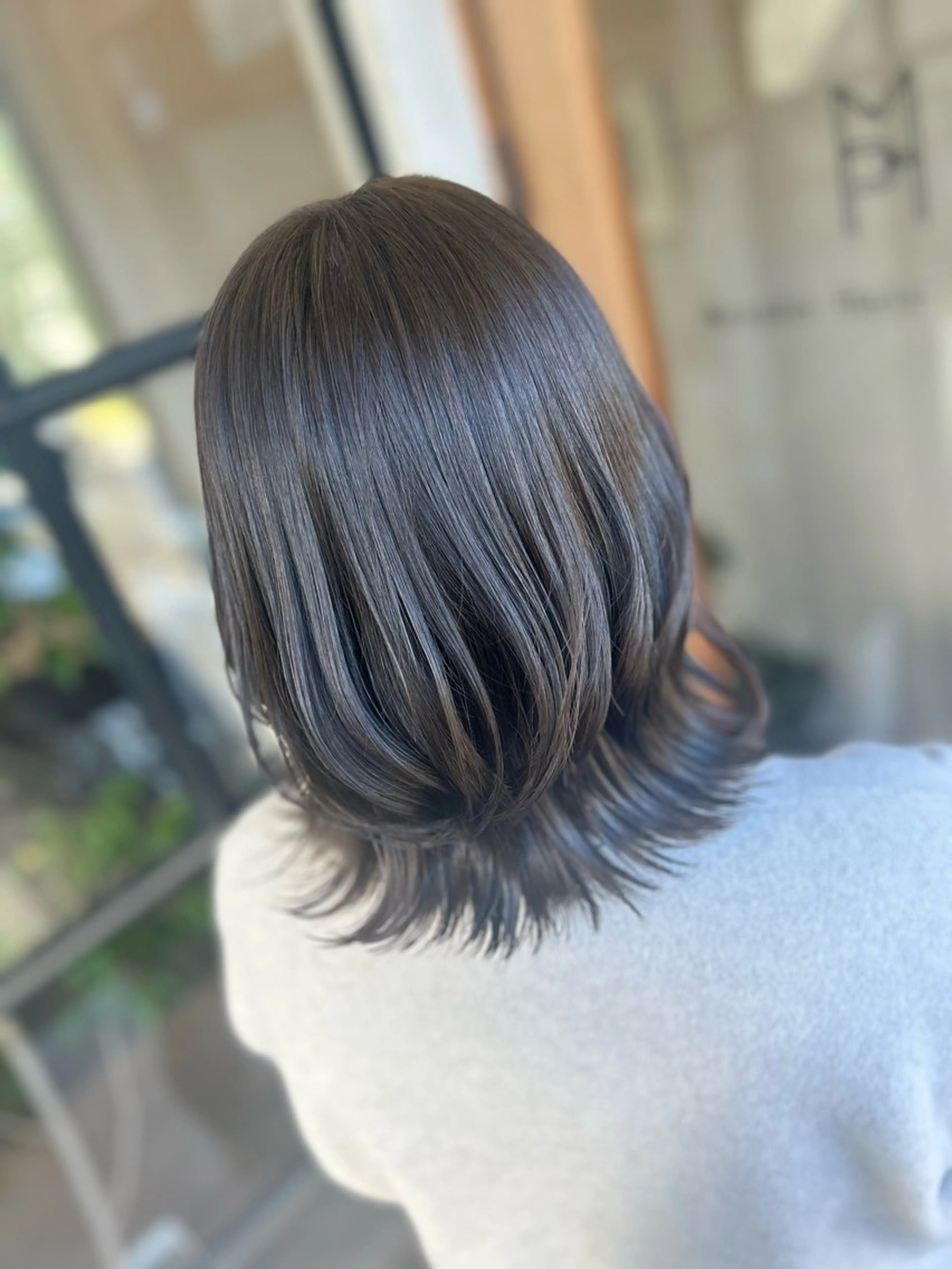 ミディアム カラー ブリーチ グレージュ ブリーチなしカラー オリーブグレージュ オリーブグレー カット ヘアカラー 井上 花音のヘアスタイル
