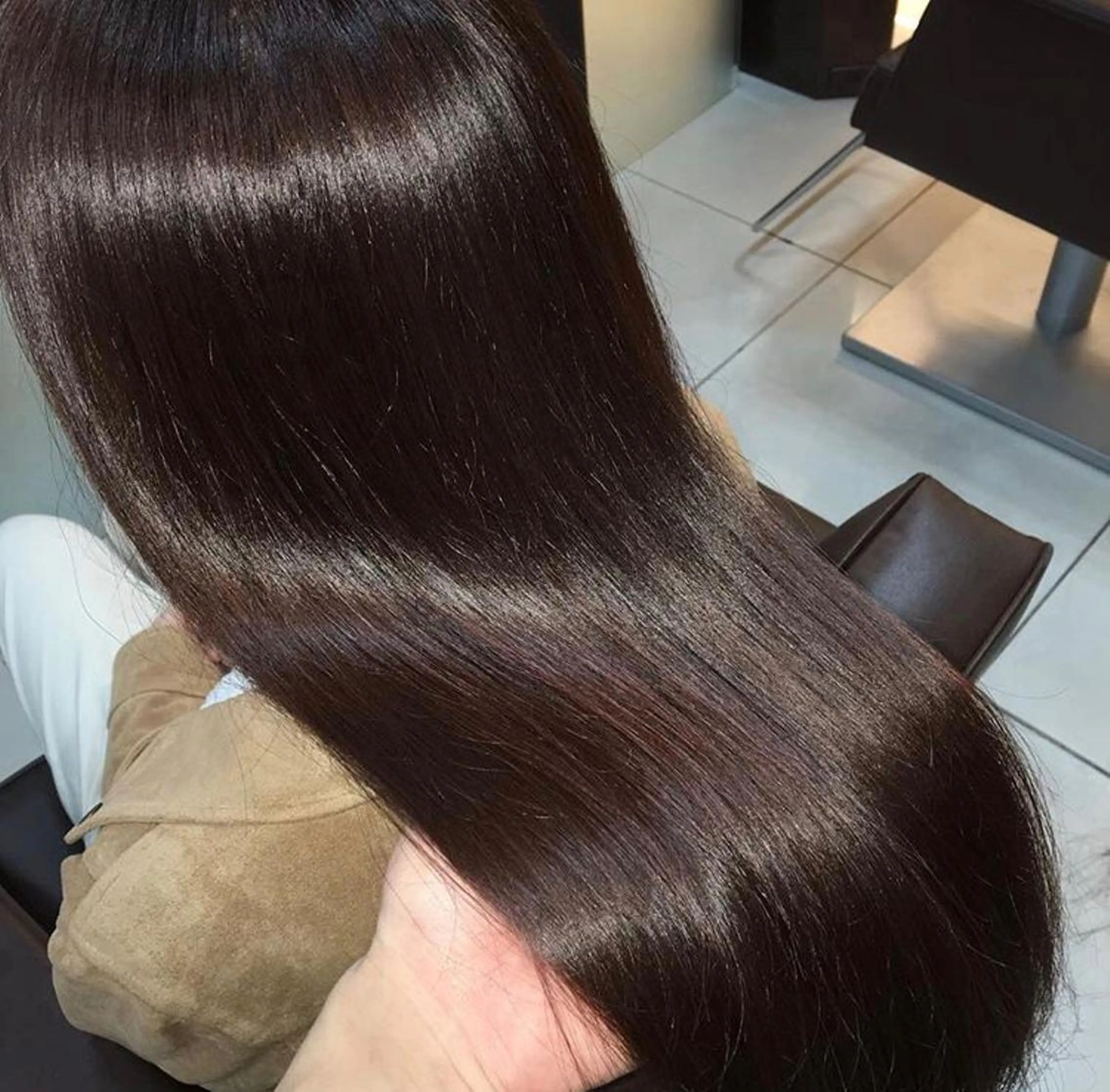 ロング カラー レイヤーカット✖️ 柔らかベージュカラーのヘアスタイル