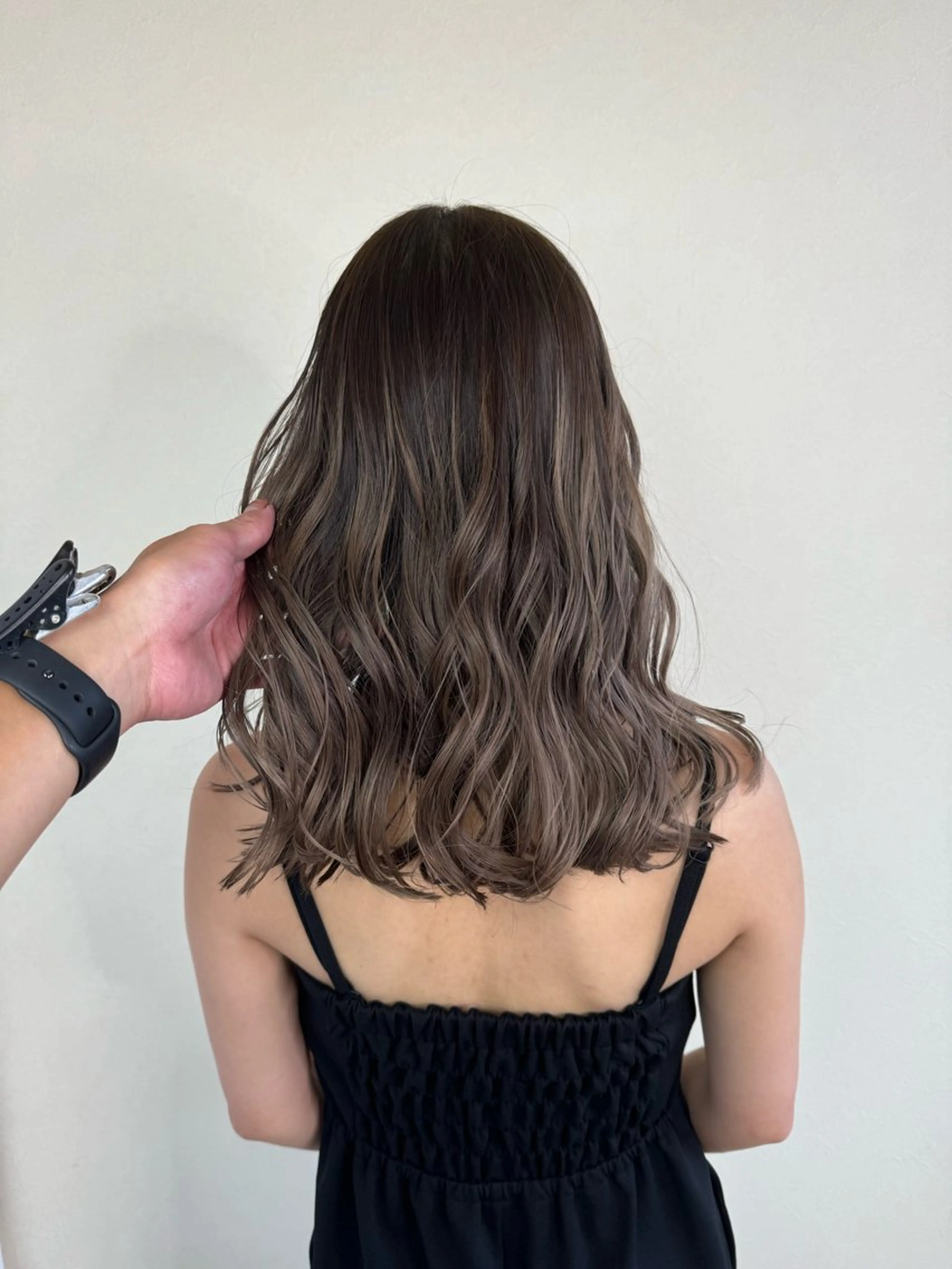 セミロング カラー ハイライトカラー✨ グレージュ✨鎌倉光洋のヘアスタイル