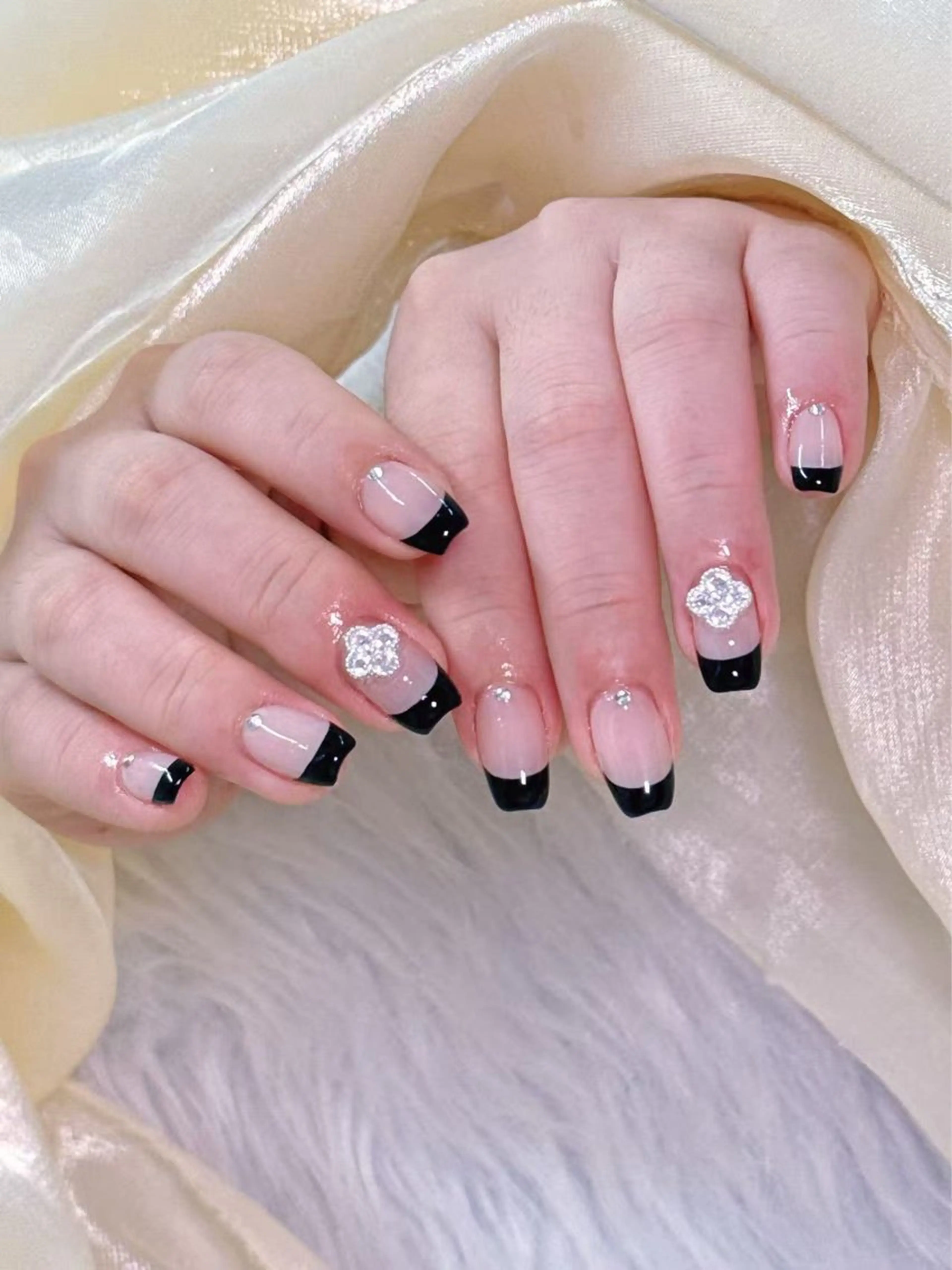 ネイル ハンドネイル グロー ネイルのネイルデザイン