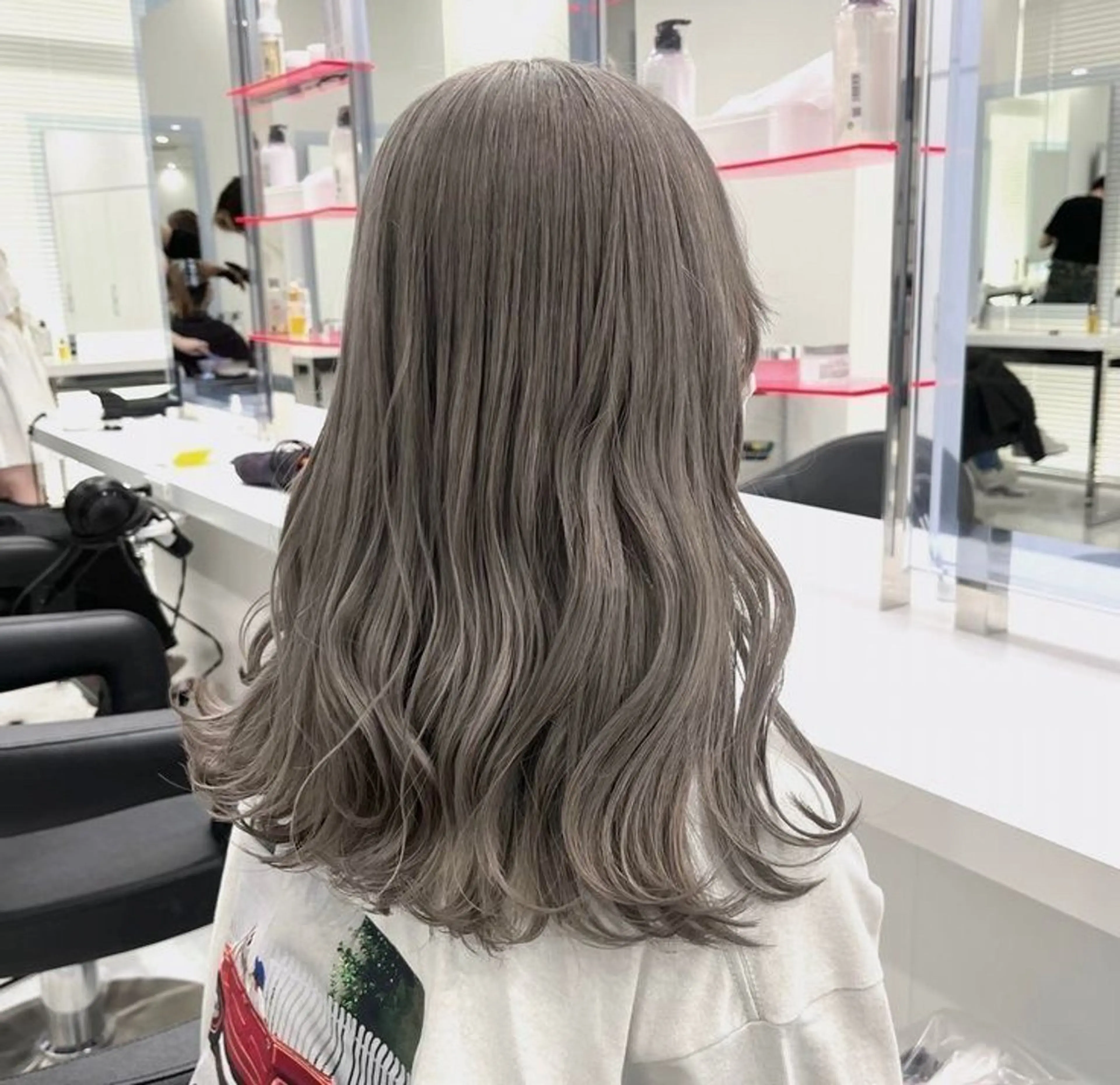 セミロング カラー ヘアアレンジ 🫧モテる💗ダメー ジレスハイトーン🫧のヘアスタイル