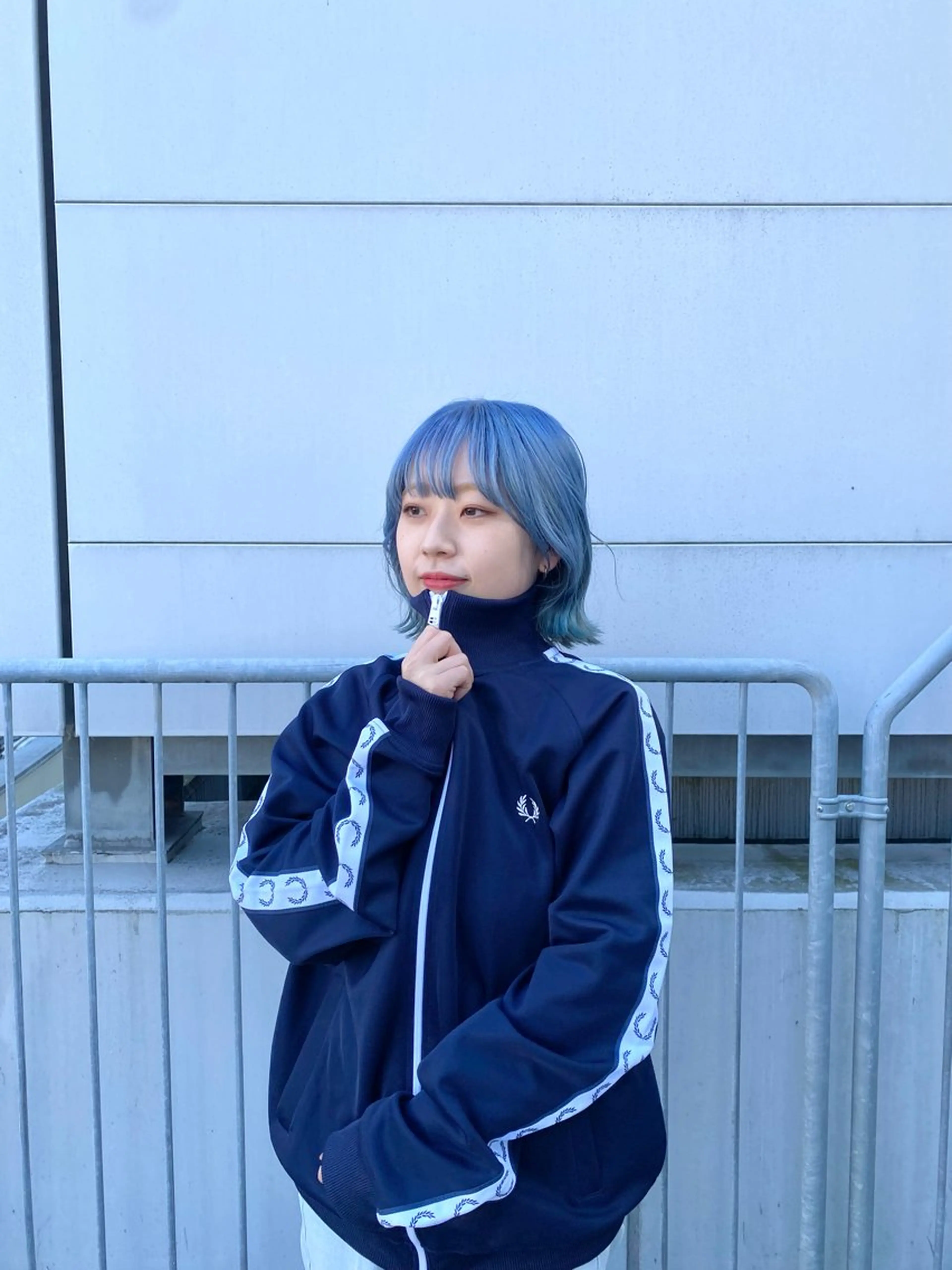 ショート カラー ブリーチ ブルーカラー くさかみさき🌼暖色 /耳つぼ/オタク🌼のヘアスタイル