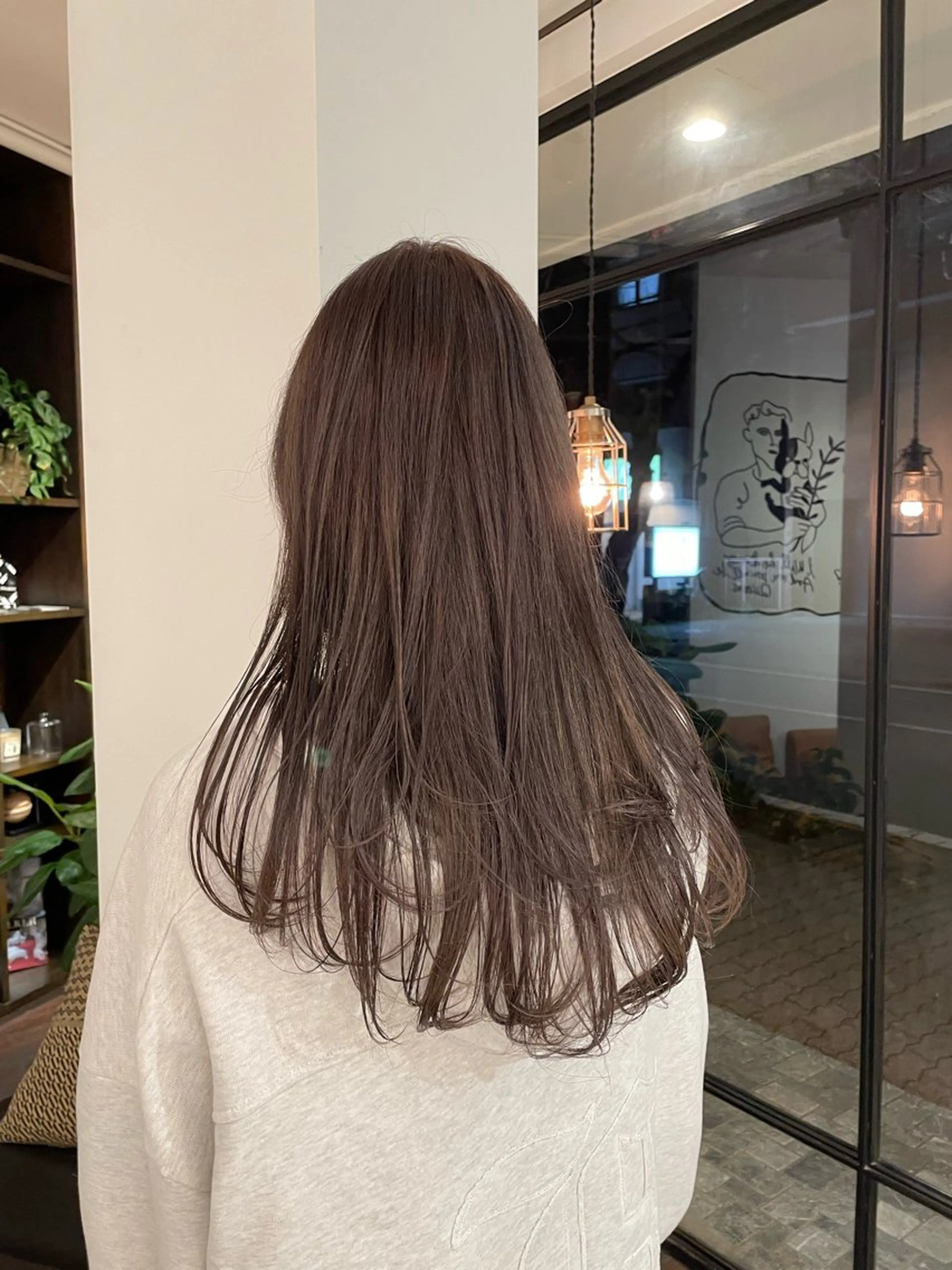 ロング ラベンダーベージュ レイヤーカット 西野 優夏のヘアスタイル