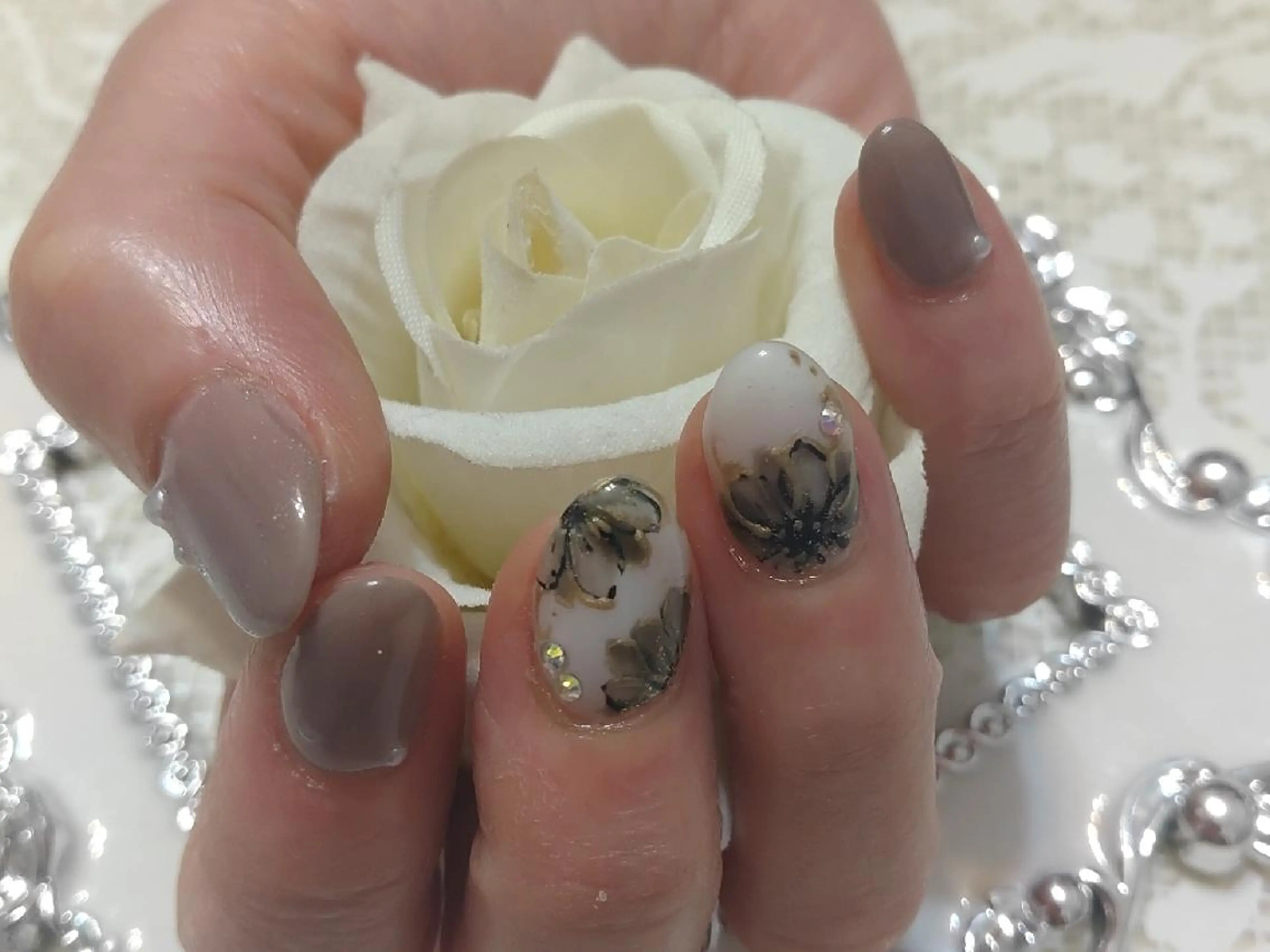 ネイル エステとネイル ローズコンフォートのネイルデザイン