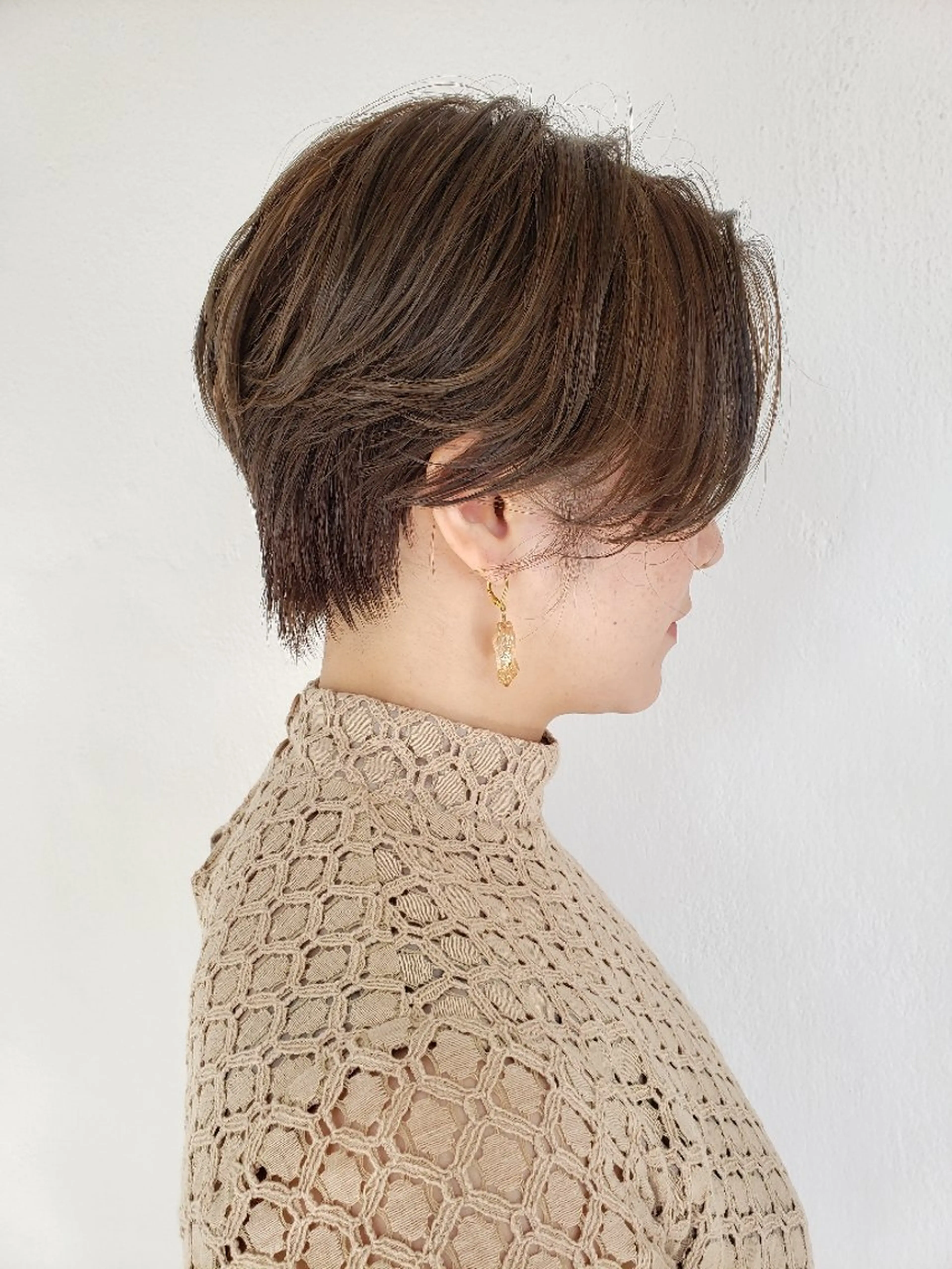 ショート カラー ヘアアレンジ 前下がりボブ ベージュカラー ブラウンカラー ブラウンベージュ ハイライトカラー 成瀬 弘光のヘアスタイル