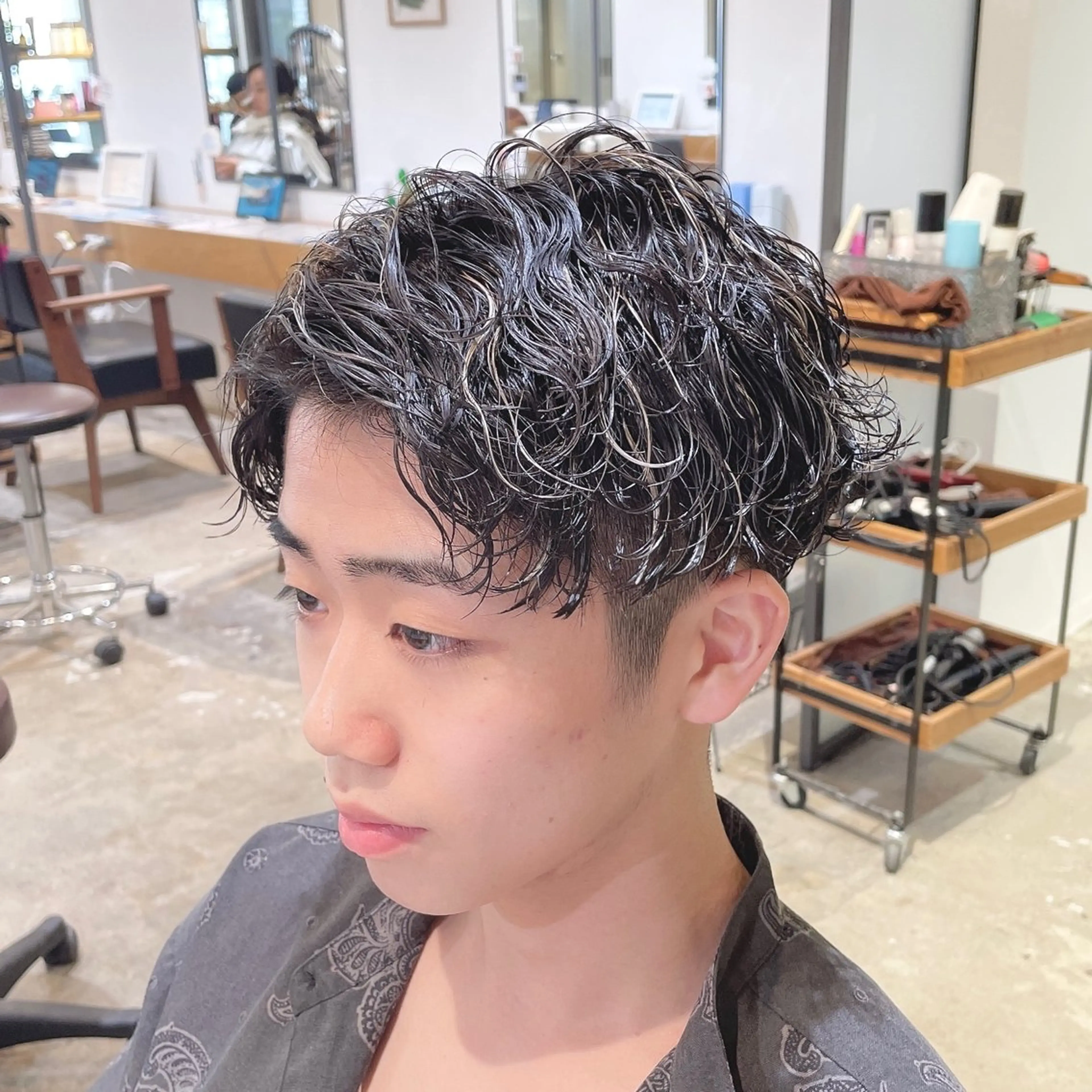 カラー パーマ メンズ メンズハイライト 波巻きパーマ ハイライトカラー シルバー 🏝🌞メンズ人気 平澤日向🌞🏝のヘアスタイル