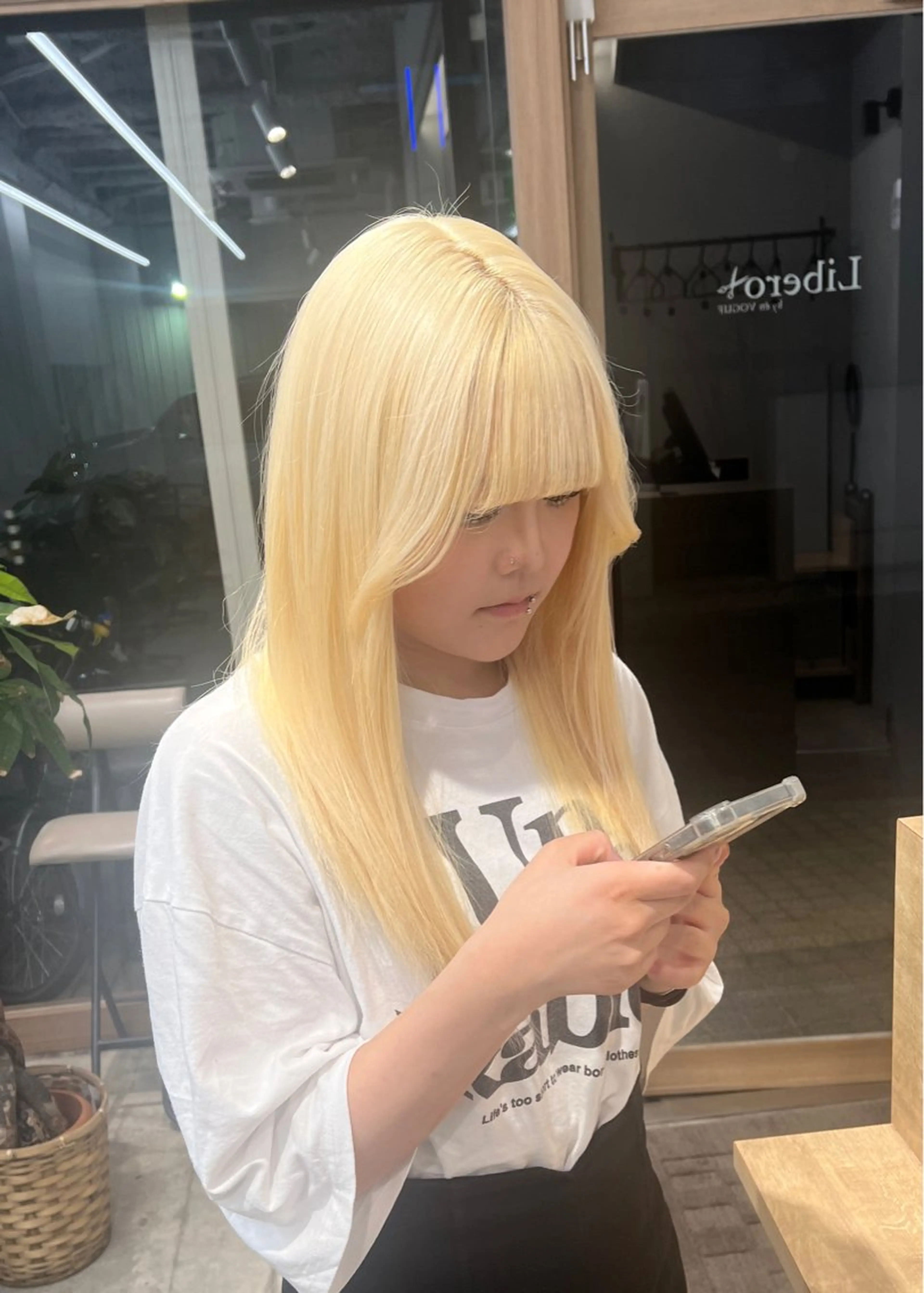 ロング カラー ブリーチ 抜きっぱなしブロンド ブロンド ブリーチ毛の縮毛矯正 ハイトーン/岡本智樹のヘアスタイル