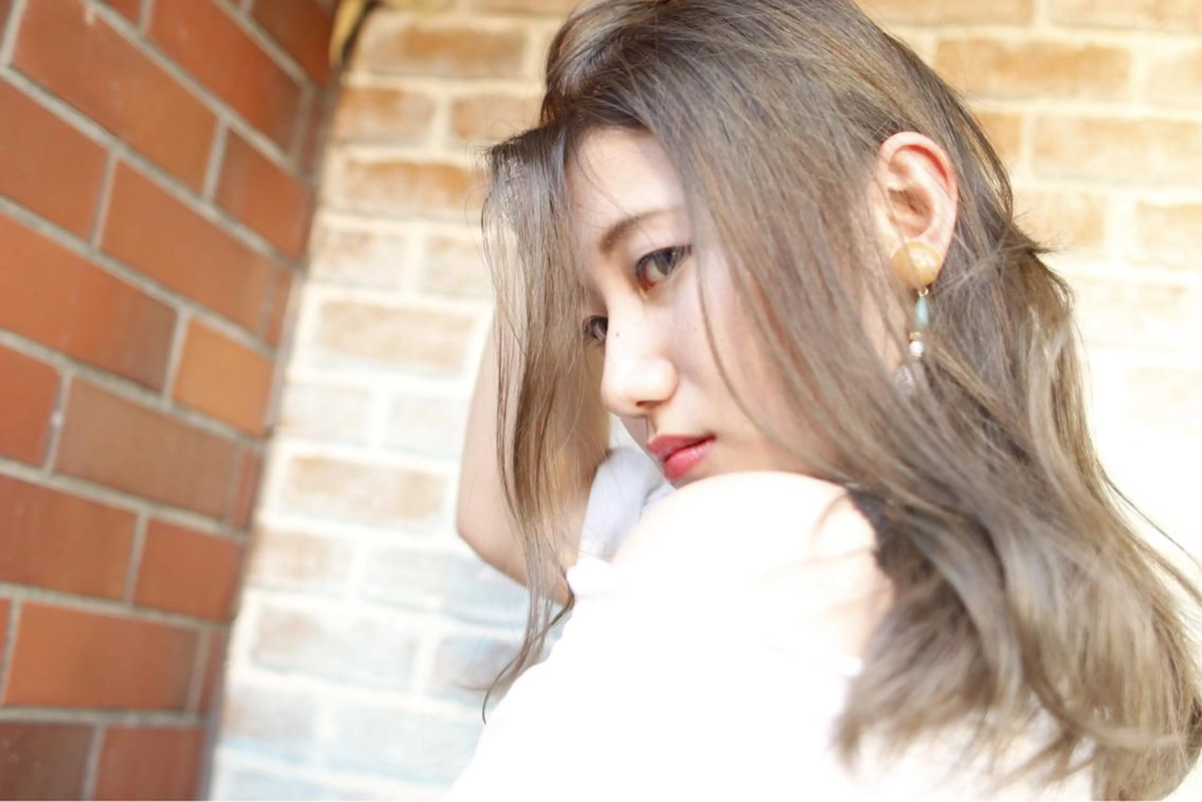 セミロング カラー ハイトーンカラー 松田 由貴のヘアスタイル
