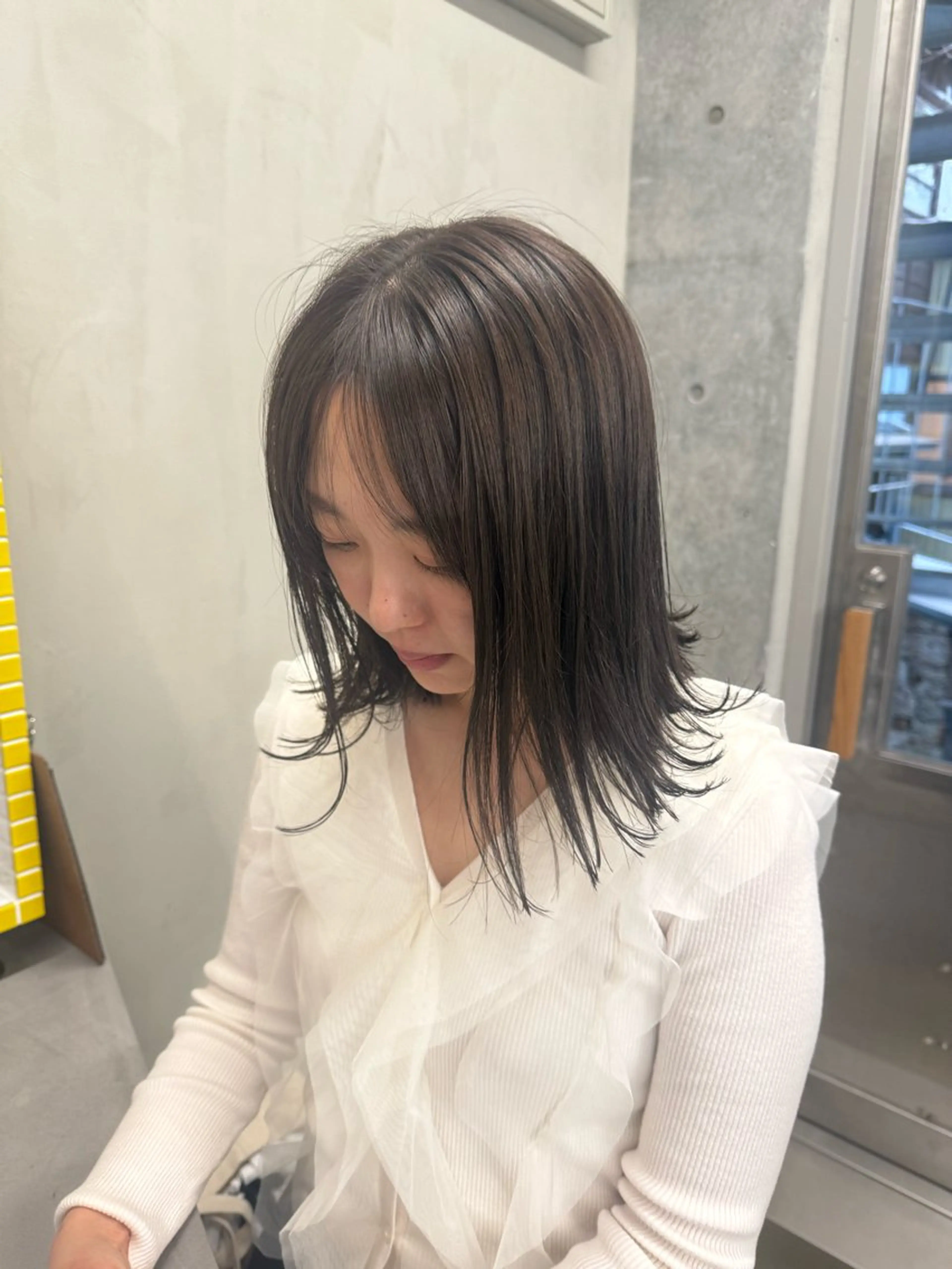 ミディアム カラー ミディアムレイヤー アッシュ ベージュカラー ブリーチ 透明感カラー カット ヘアカラー 誰より丁寧なカット/ 小林輝/レイヤーのヘアスタイル