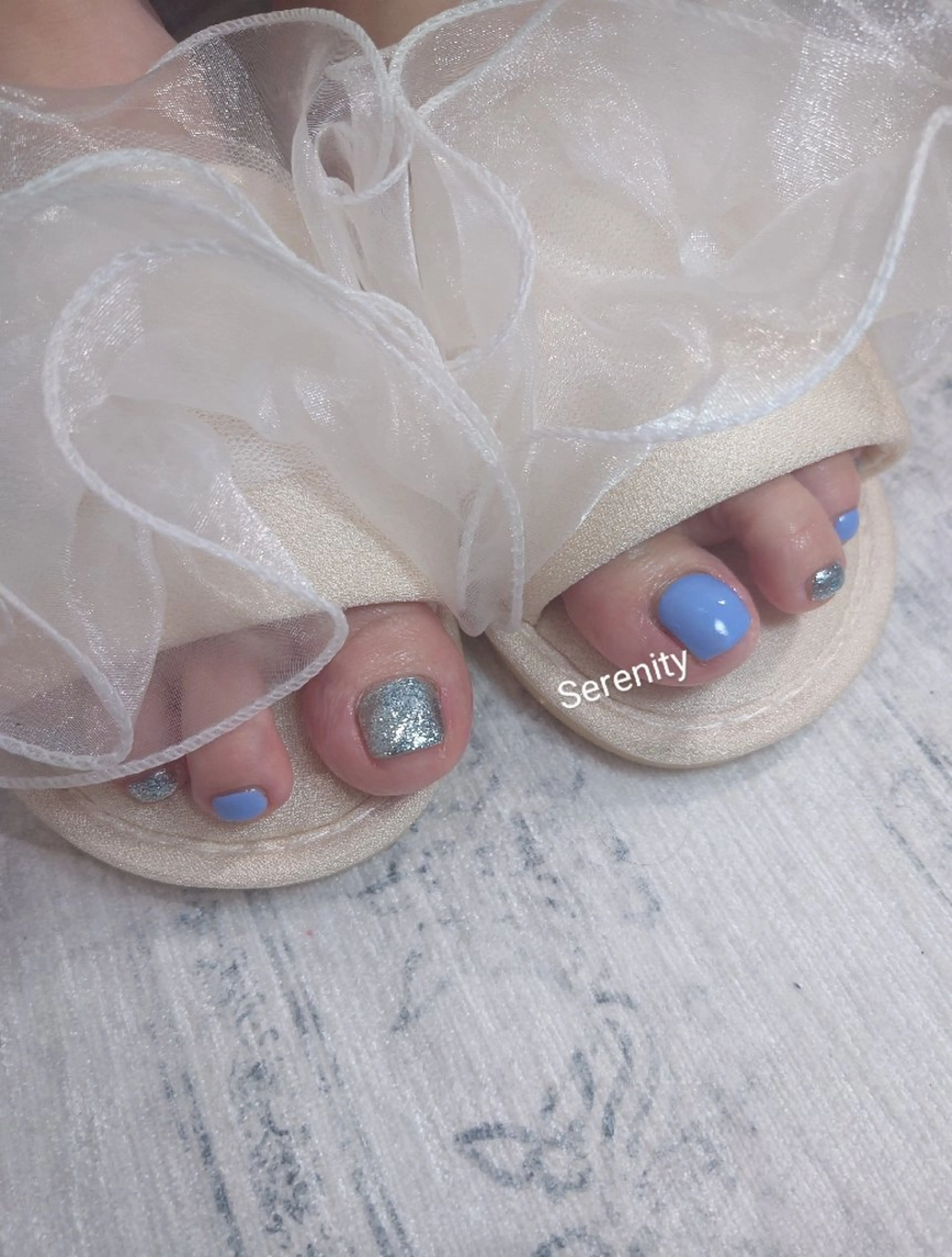ネイル ブルー フットネイル ラメ(グリッター) ワンカラーネイル フットネイル nail  serenityのネイルデザイン