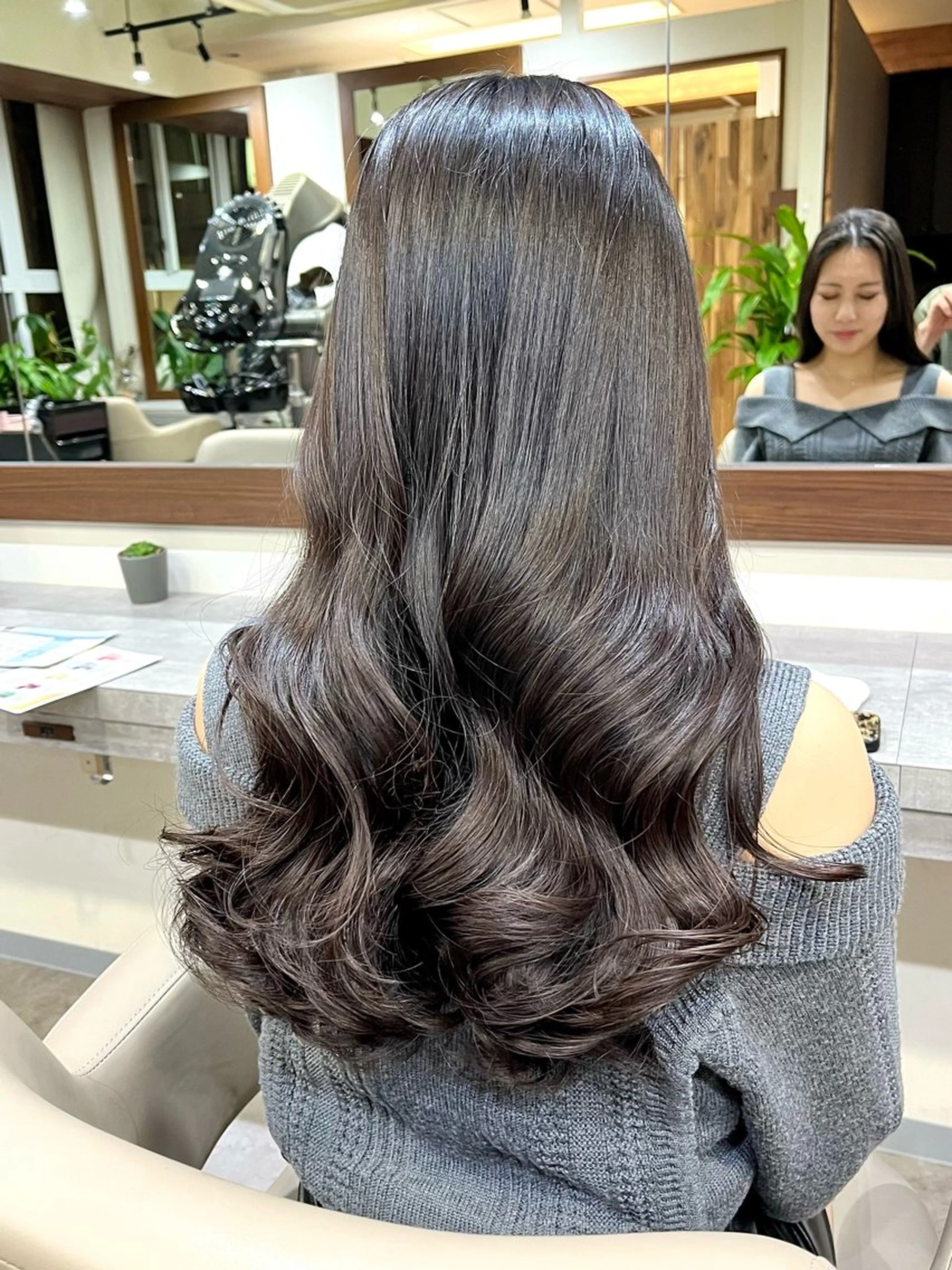 セミロング パーマ 波巻きウェーブ 韓国風パーマ 纐纈のヘアスタイル