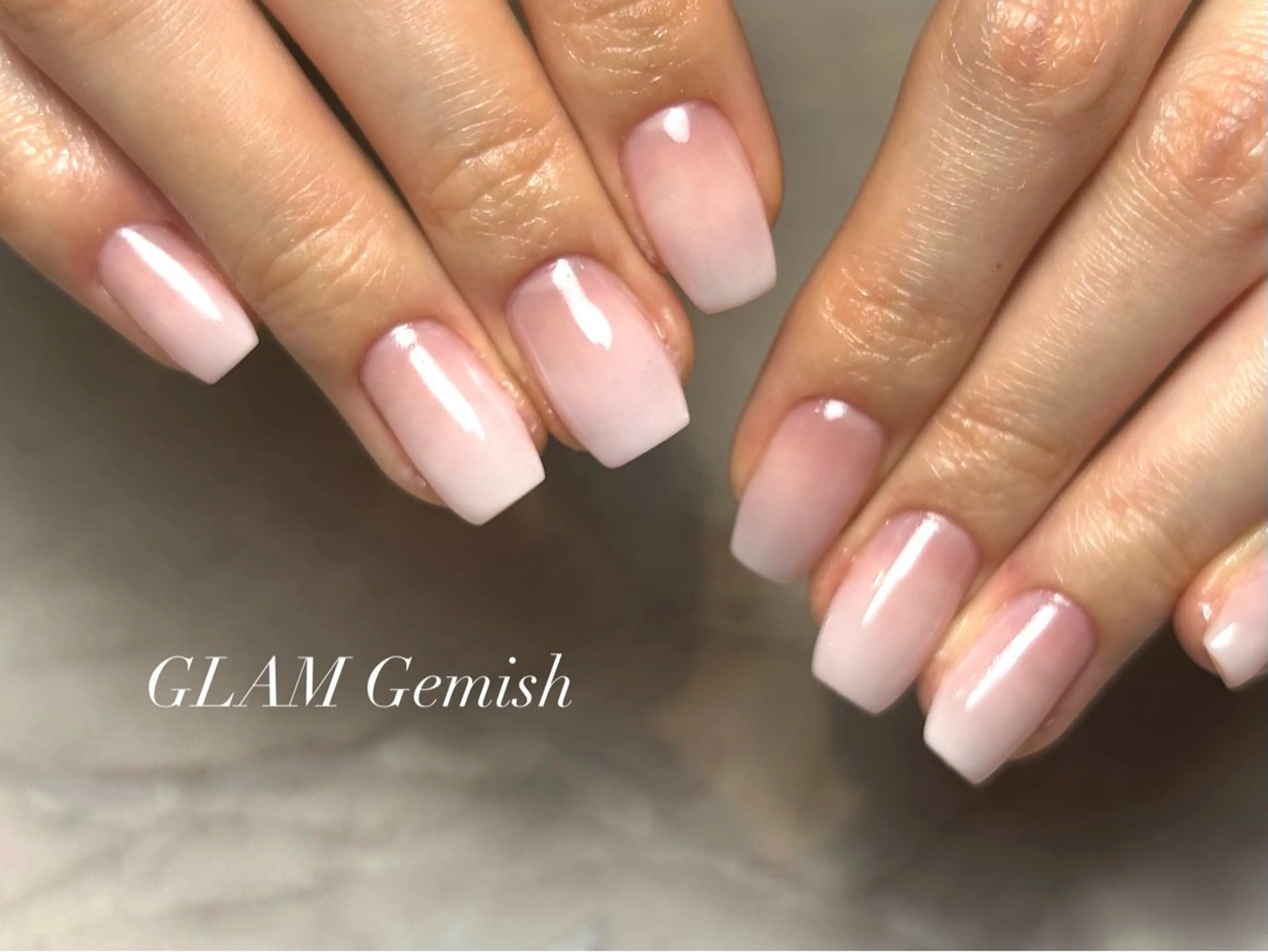 ネイル グラデーション ホワイト 藤崎 恵梨香のネイルデザイン