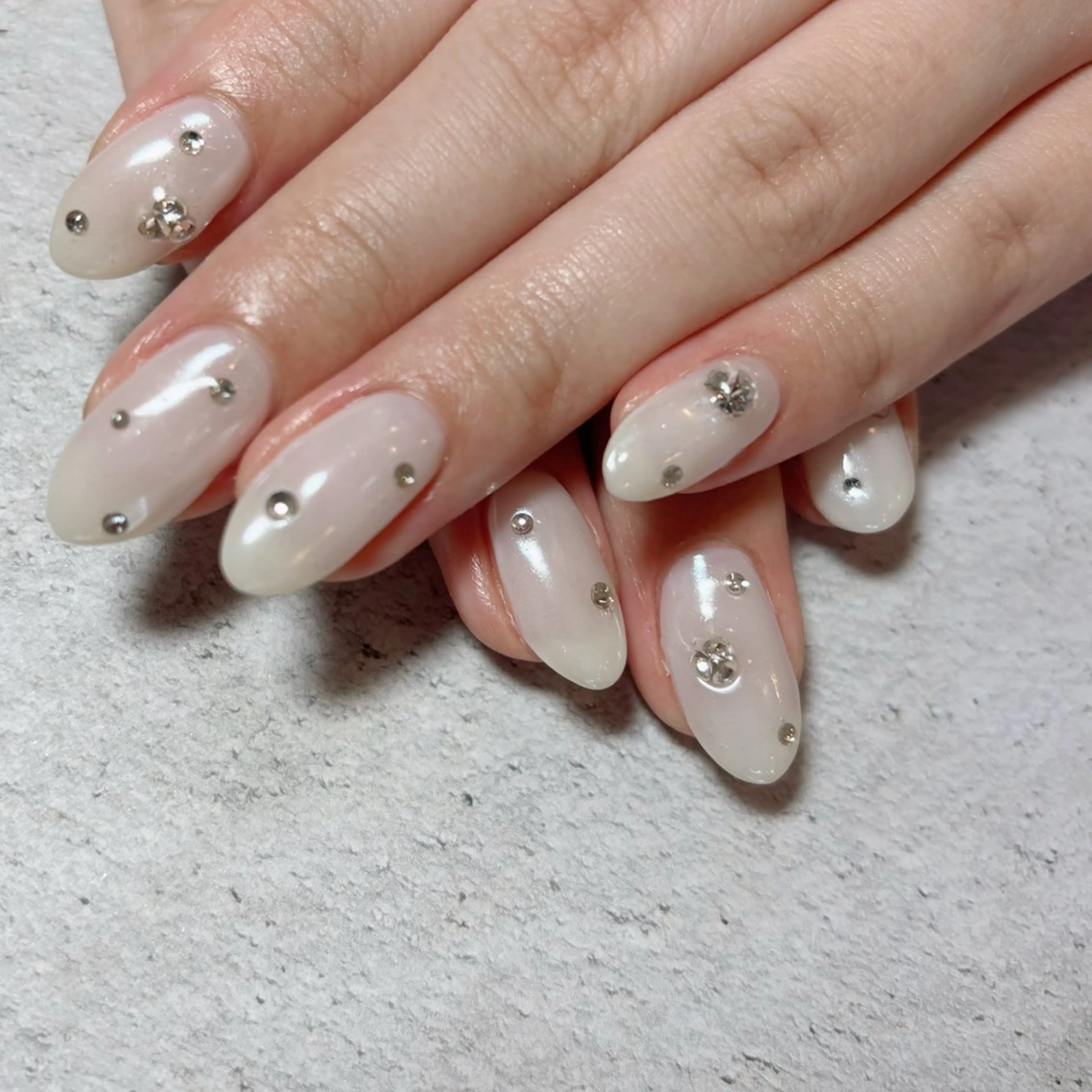 ネイル オーロラネイル ホワイト nailsalon SIMB.のネイルデザイン